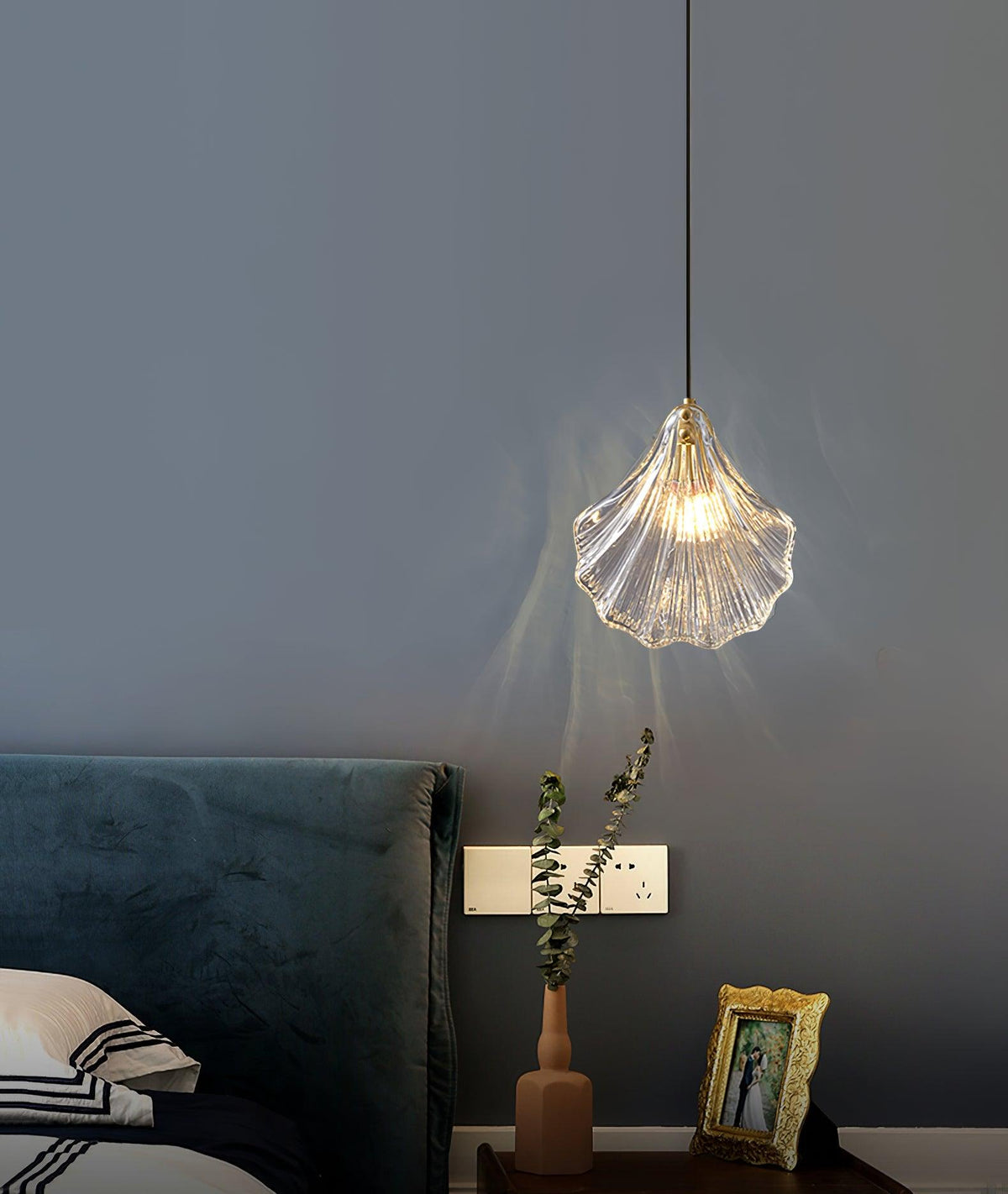 Veda pendellampa i glas, snäckformad, konstnärlig och elegant
