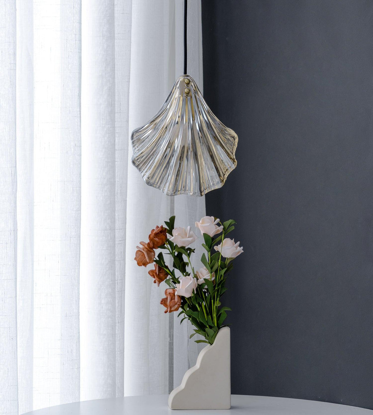 Veda pendellampa i glas, snäckformad, konstnärlig och elegant