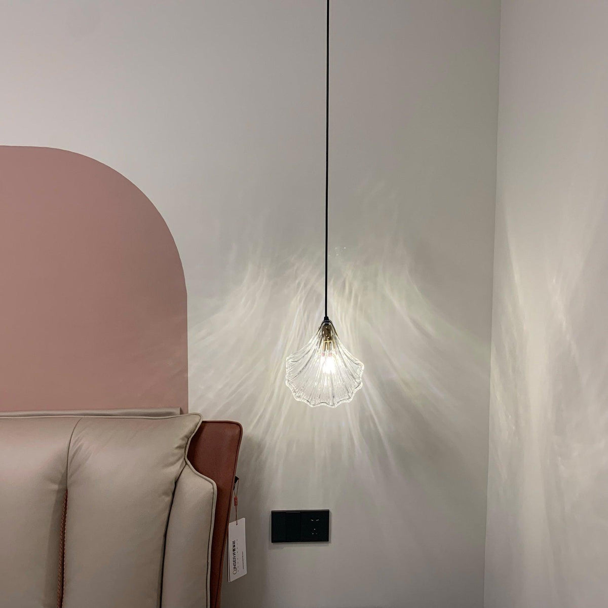 Veda pendellampa i glas, snäckformad, konstnärlig och elegant