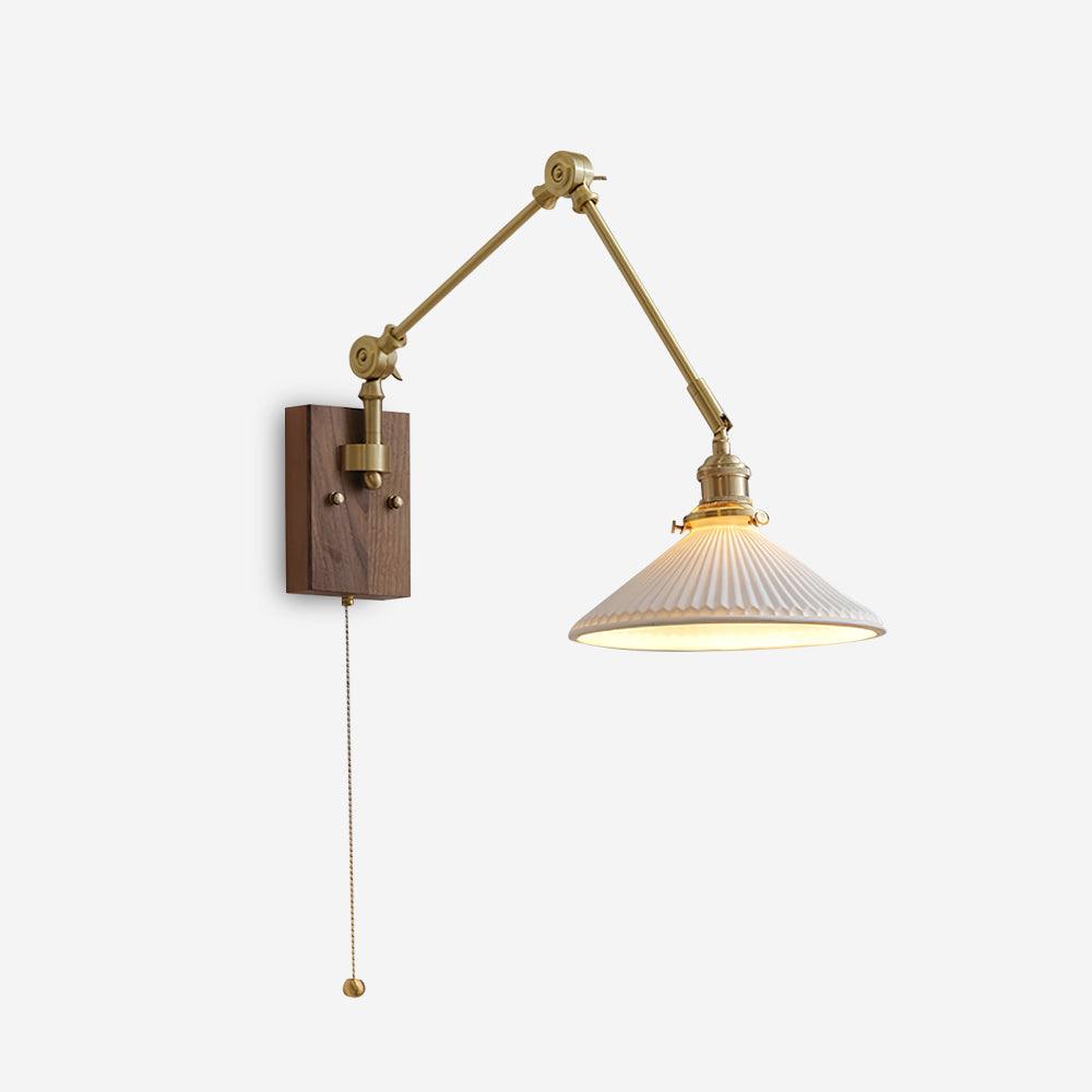 Vägglampa med justerbar arm, veckad skärm och valnötsfot, vintage arbetslampa