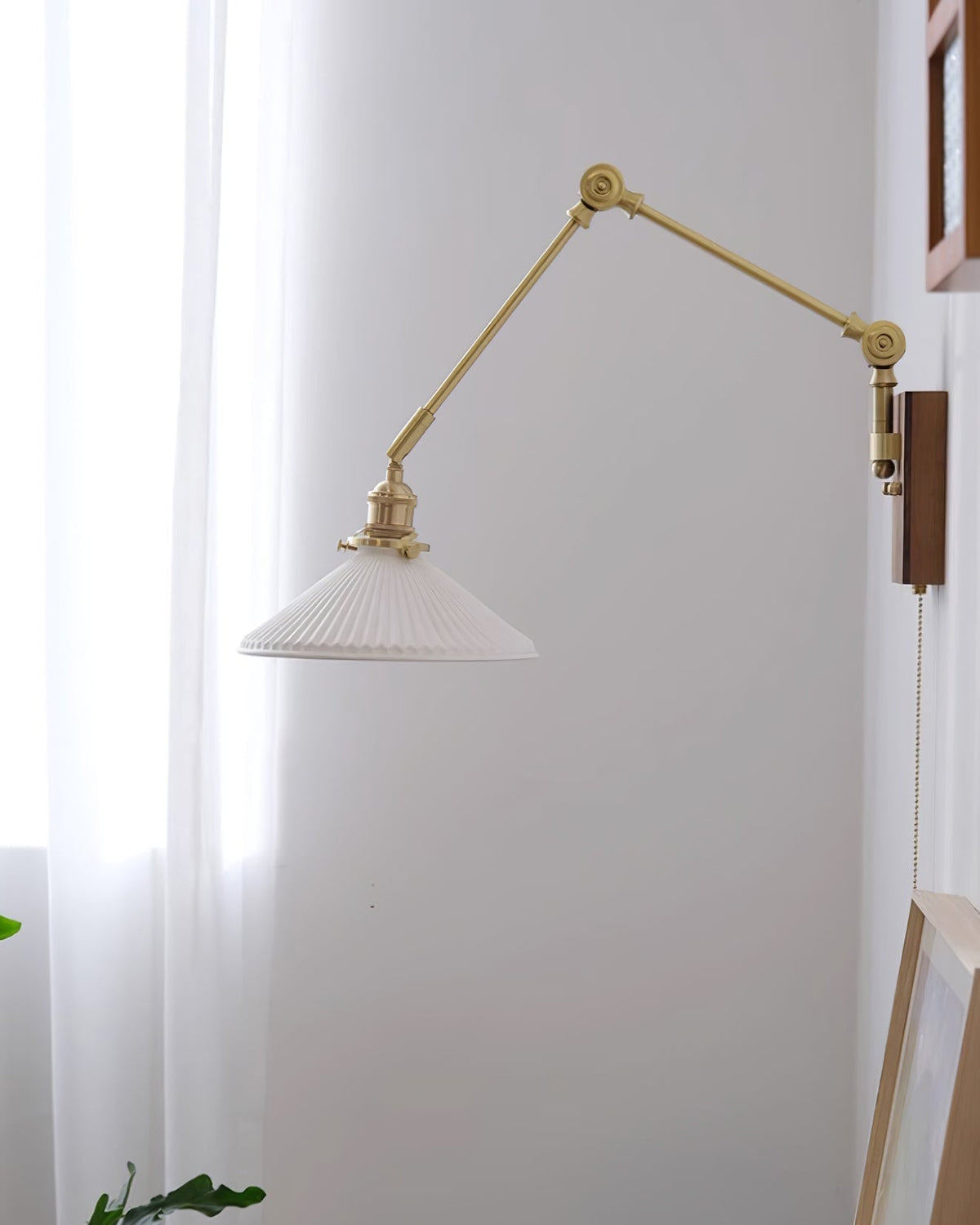 Vägglampa med justerbar arm, veckad skärm och valnötsfot, vintage arbetslampa