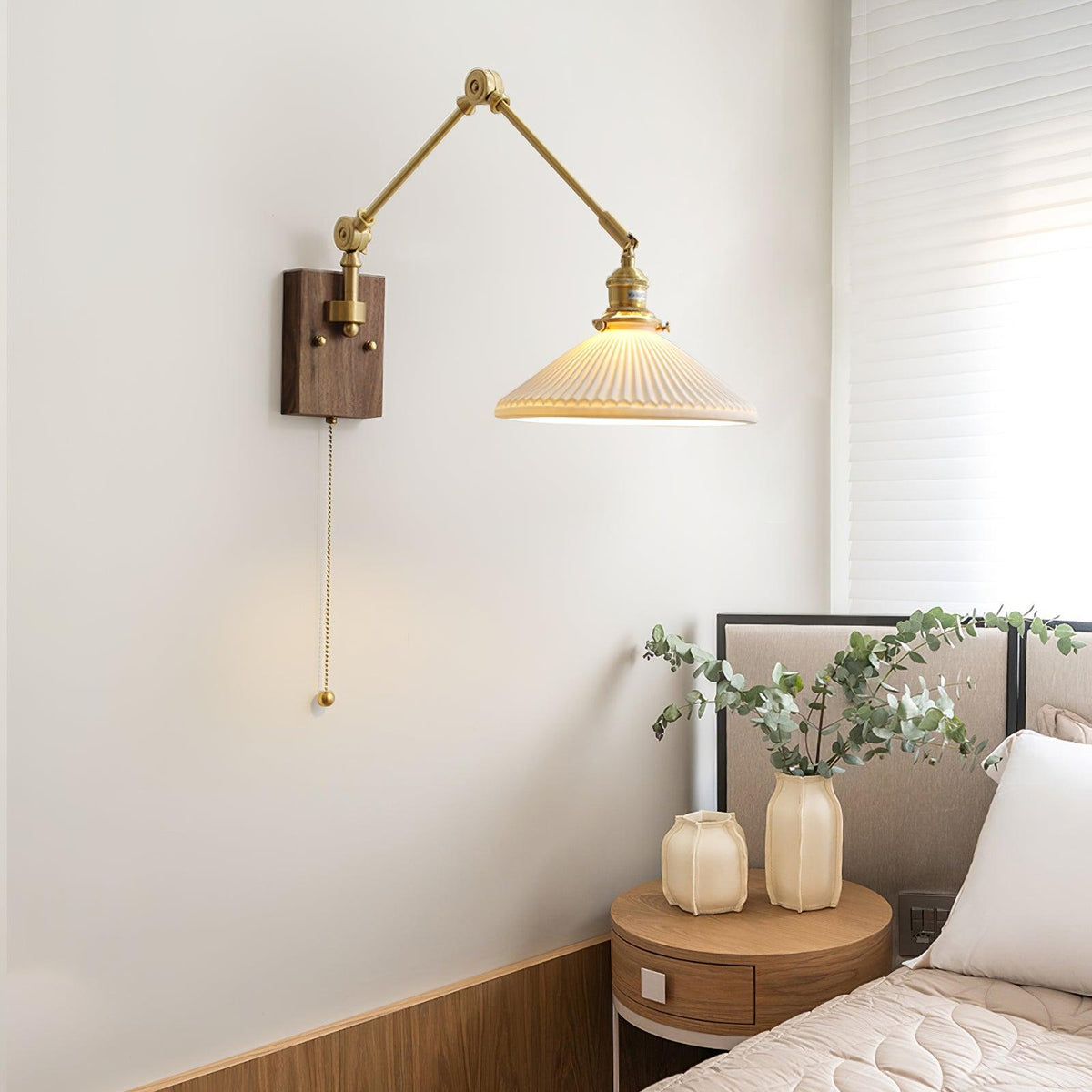 Vägglampa med justerbar arm, veckad skärm och valnötsfot, vintage arbetslampa