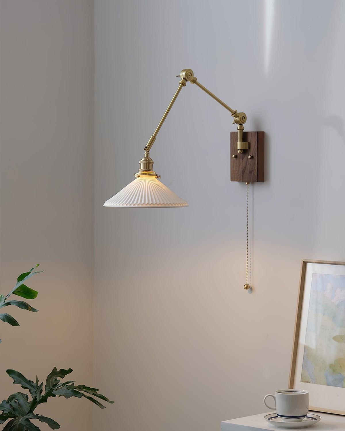 Vägglampa med justerbar arm, veckad skärm och valnötsfot, vintage arbetslampa