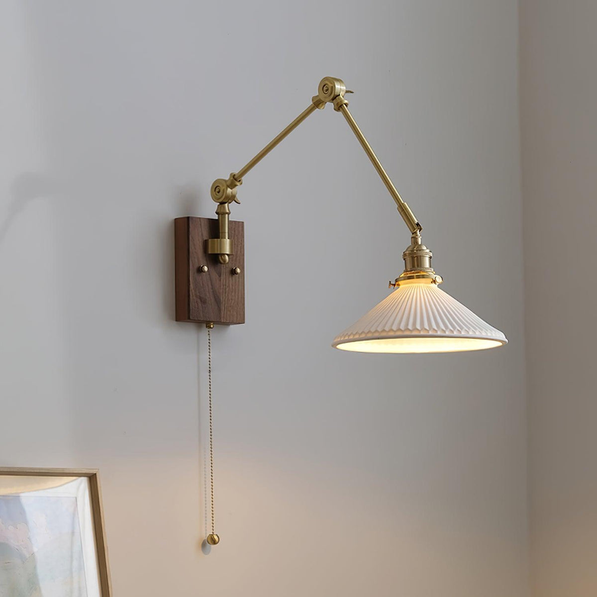 Vägglampa med justerbar arm, veckad skärm och valnötsfot, vintage arbetslampa