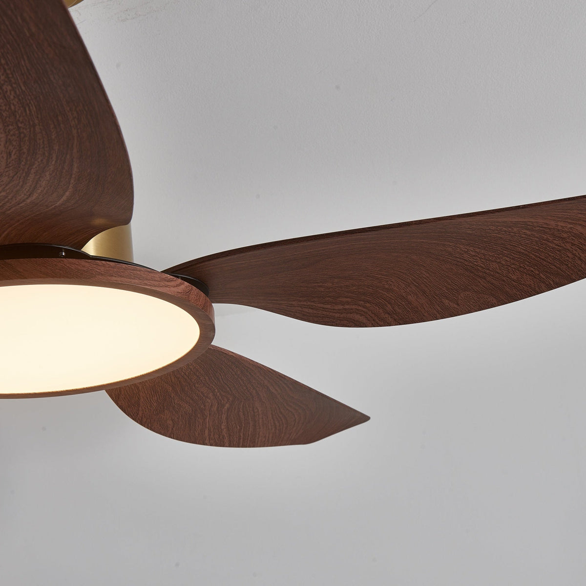 Sylenel moderne loftsventilator med lys i træ og messing