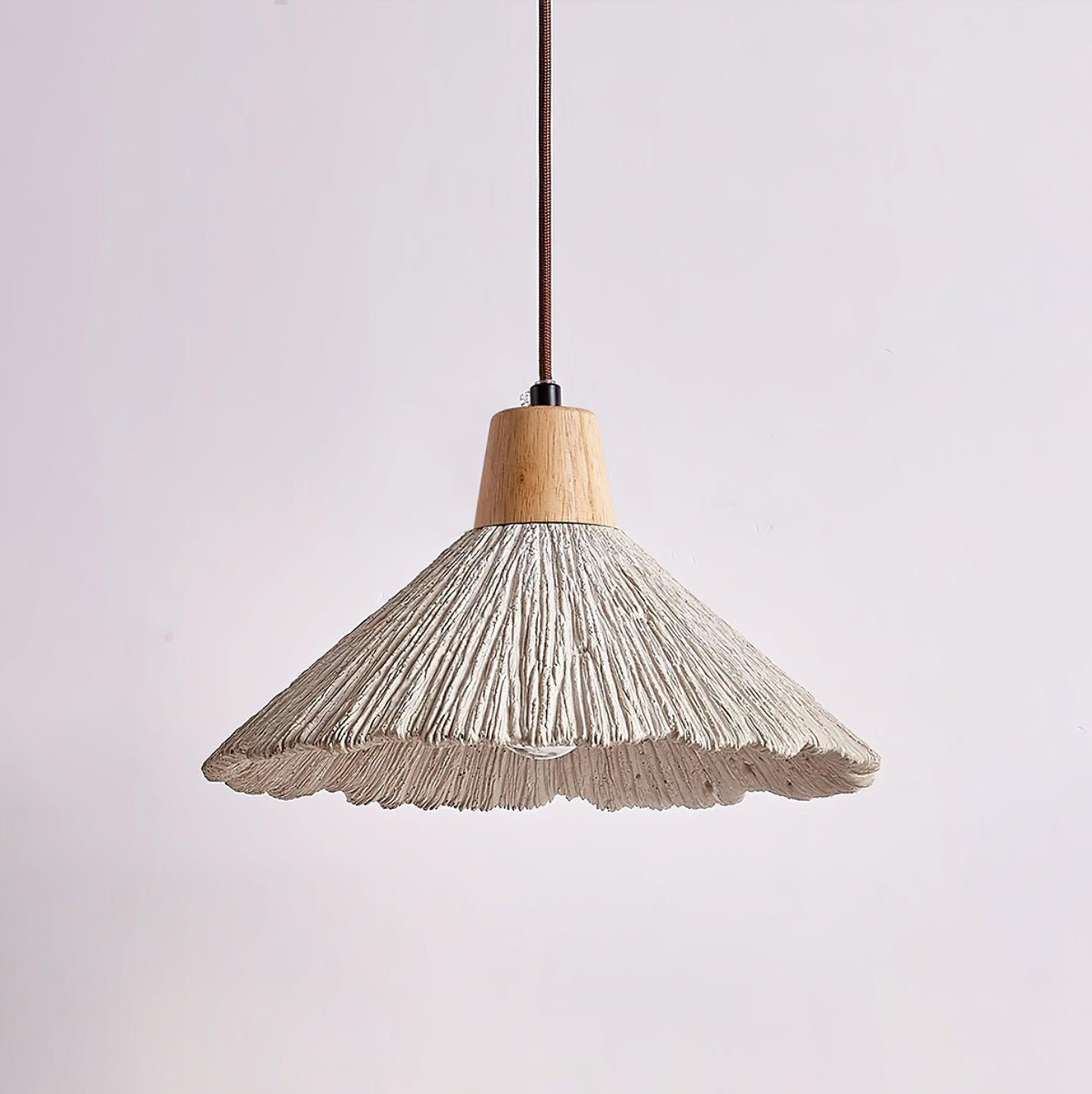 Pendel-lampe med trætophæng og tekstureret cementskærm i grå og naturfarver i japandi-stil