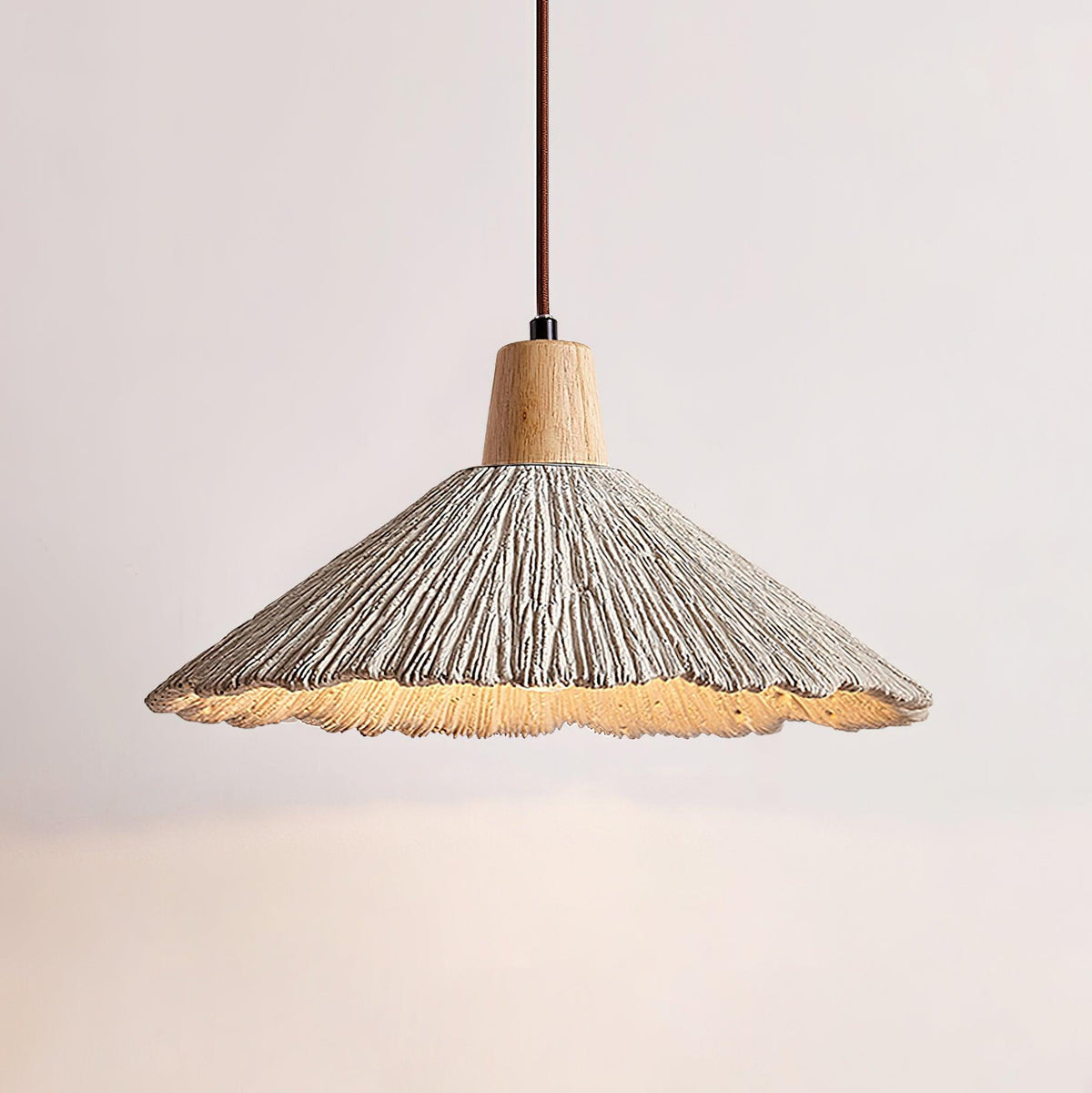 Pendel-lampe med trætophæng og tekstureret cementskærm i grå og naturfarver i japandi-stil