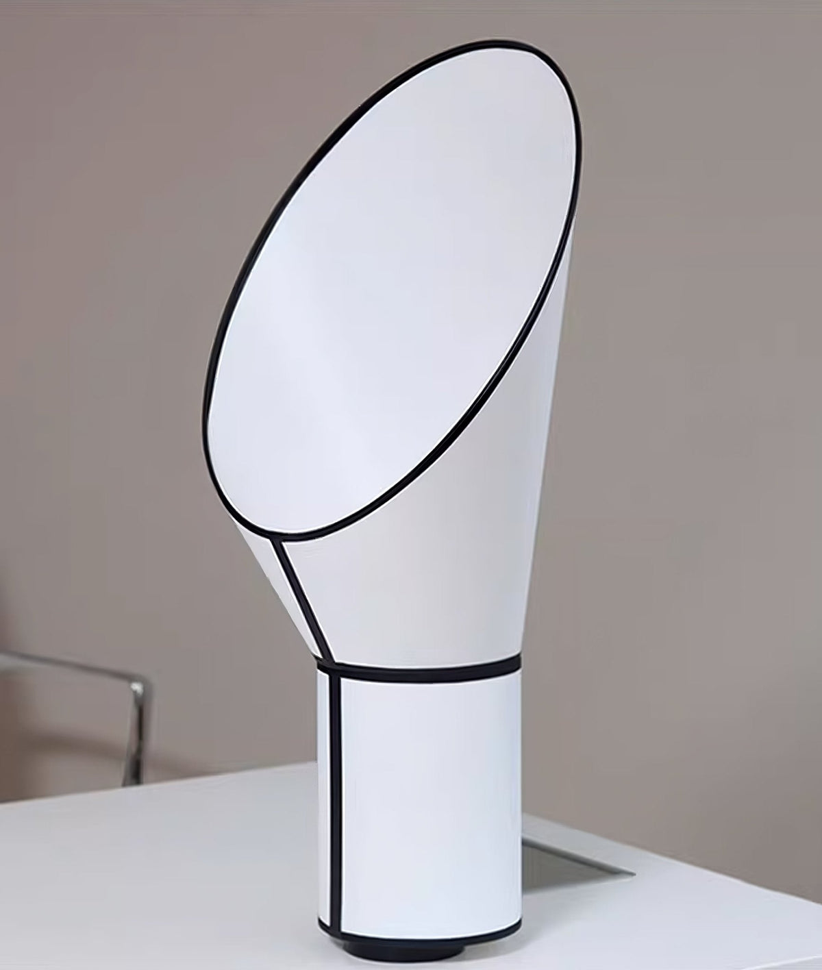 Celestrow Artful Outline-bordslampa