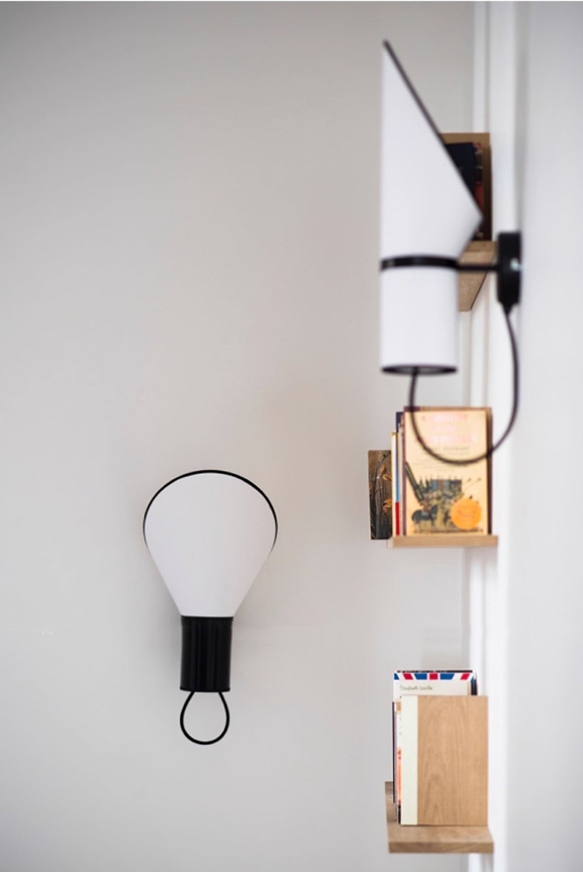 Moorcrest vägglampa med skisslinje