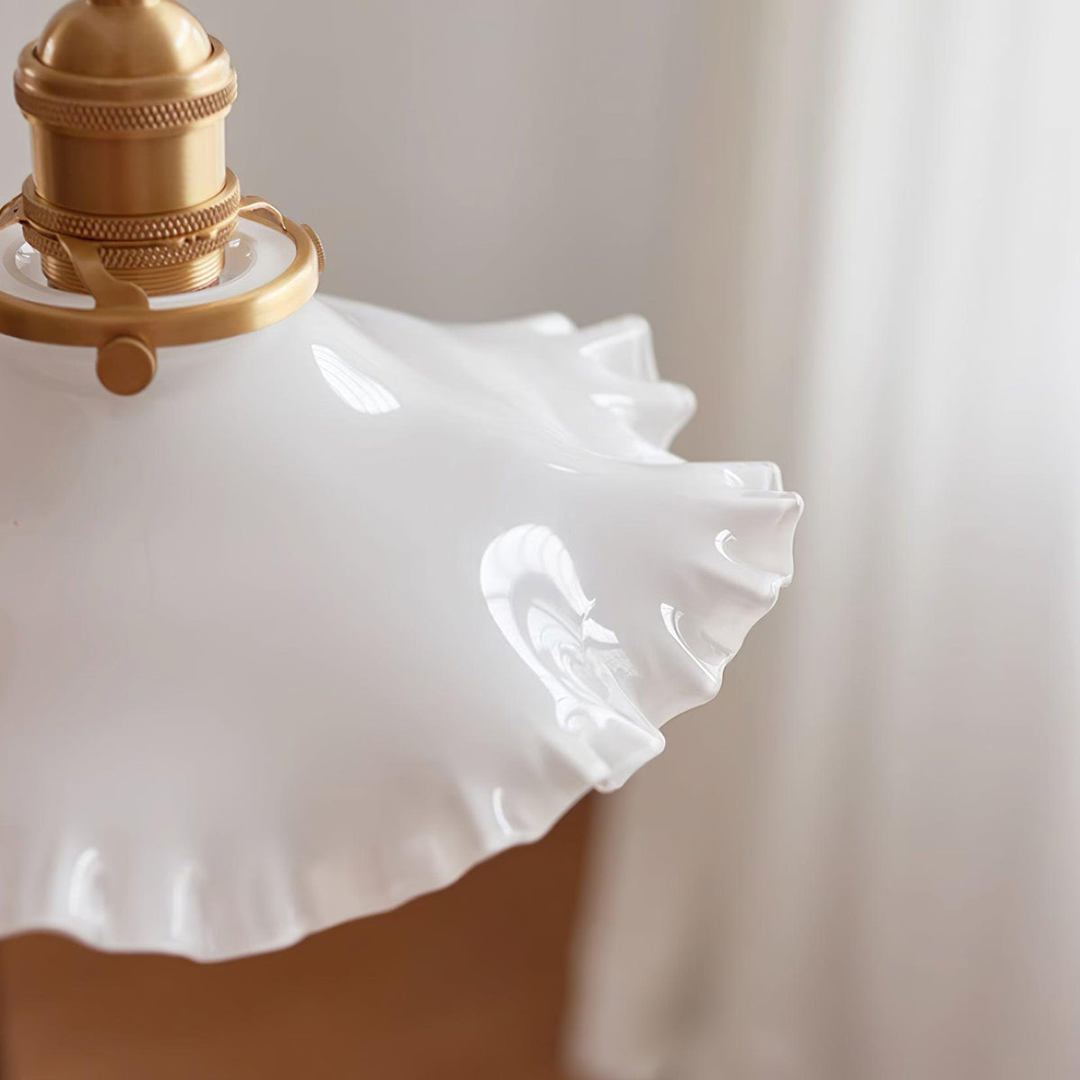 Pendel med glasskærm med flæsekant, messing og varm glød