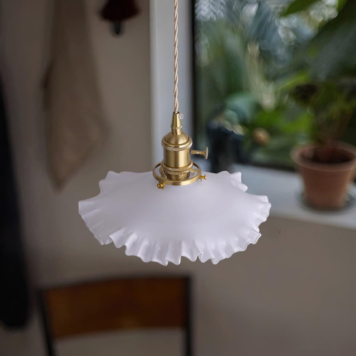 Pendel med glasskærm med flæsekant, messing og varm glød