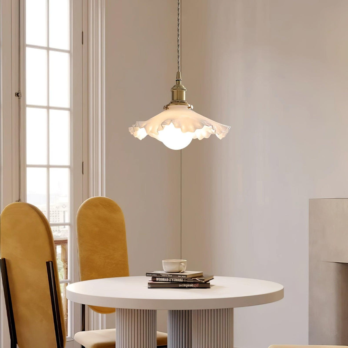 Pendel med glasskærm med flæsekant, messing og varm glød