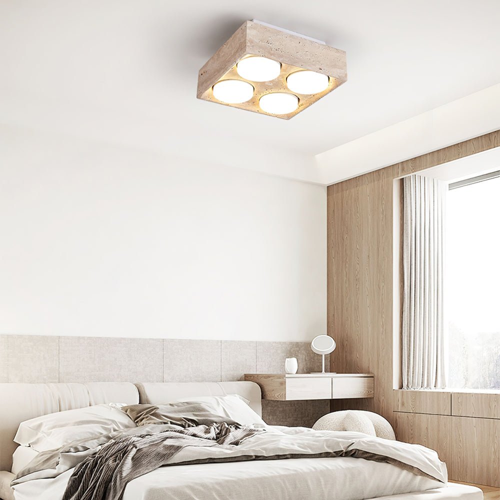 Virinira loftslampe med fire spotlys i travertin