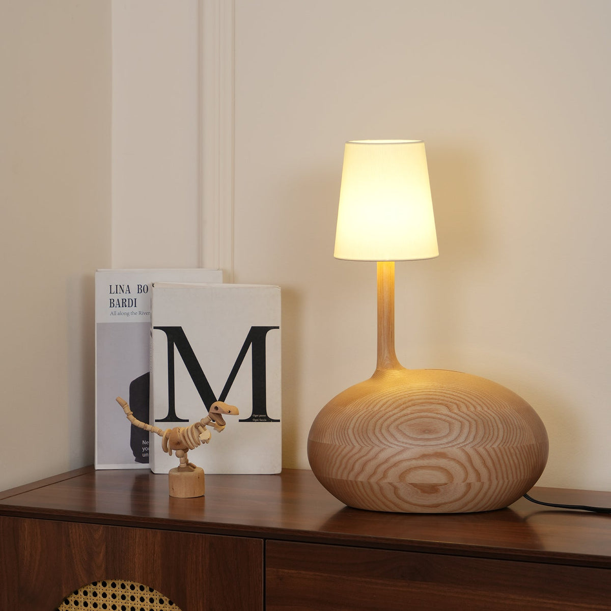 Brixten bordslampa i trä och tyg