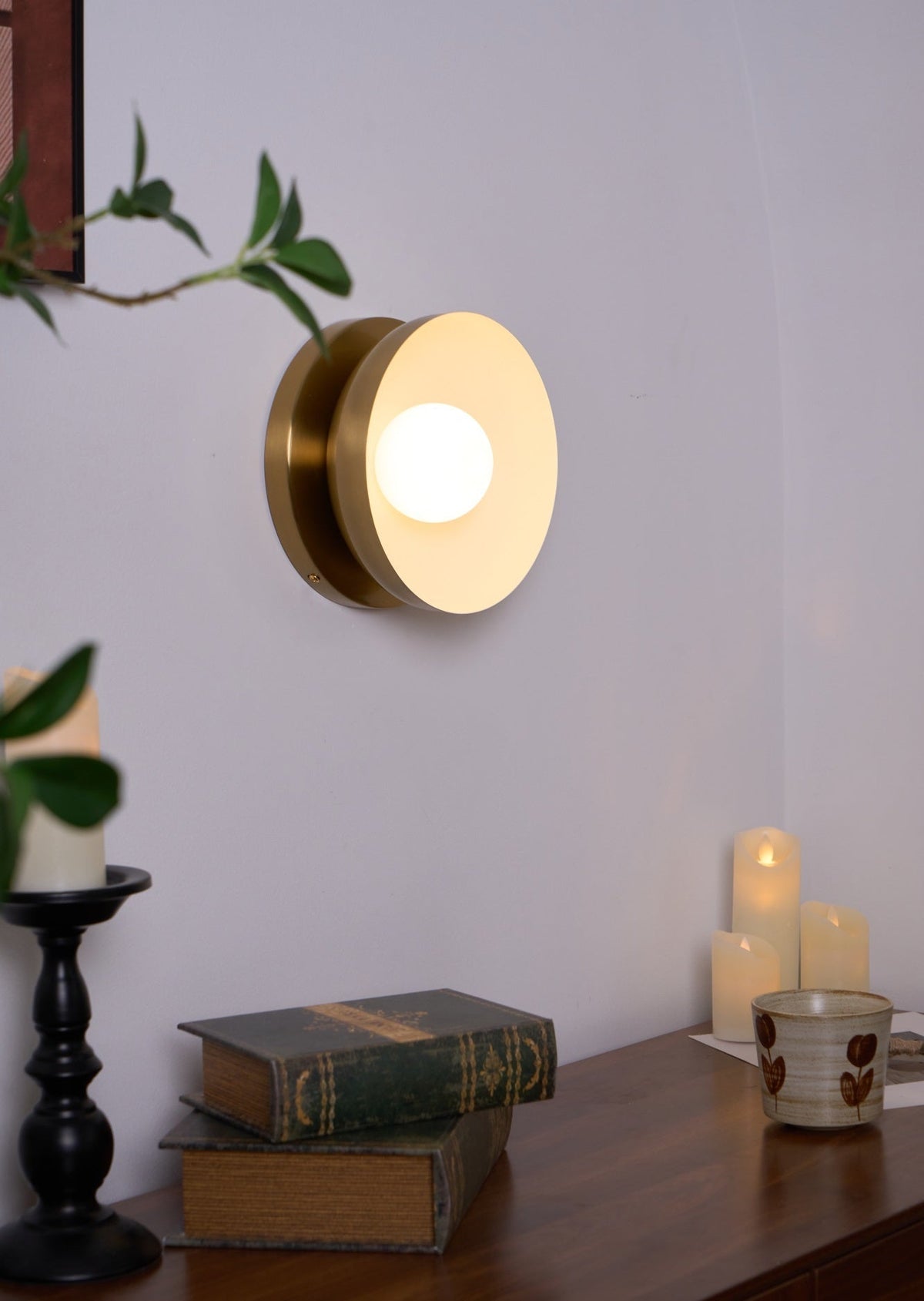Eirearia modern minimalistisk vägglampa i mässing och glas med solförmörkelsemotiv