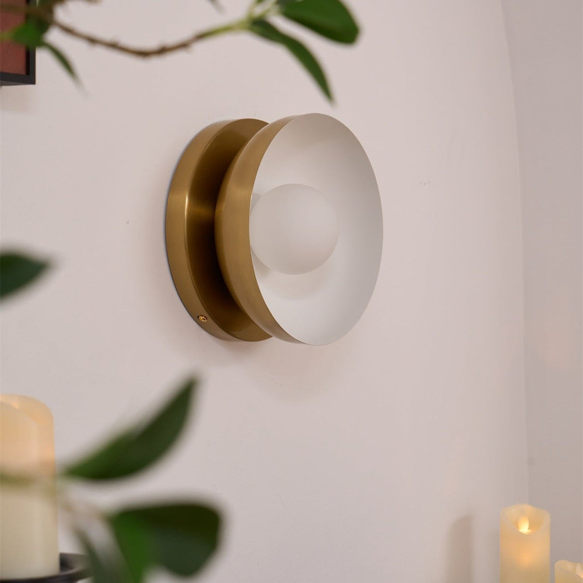 Eirearia modern minimalistisk vägglampa i mässing och glas med solförmörkelsemotiv