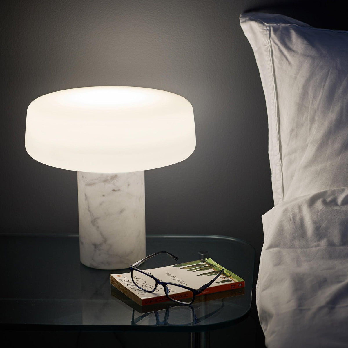 Erinilil bordlampe med marmorfod
