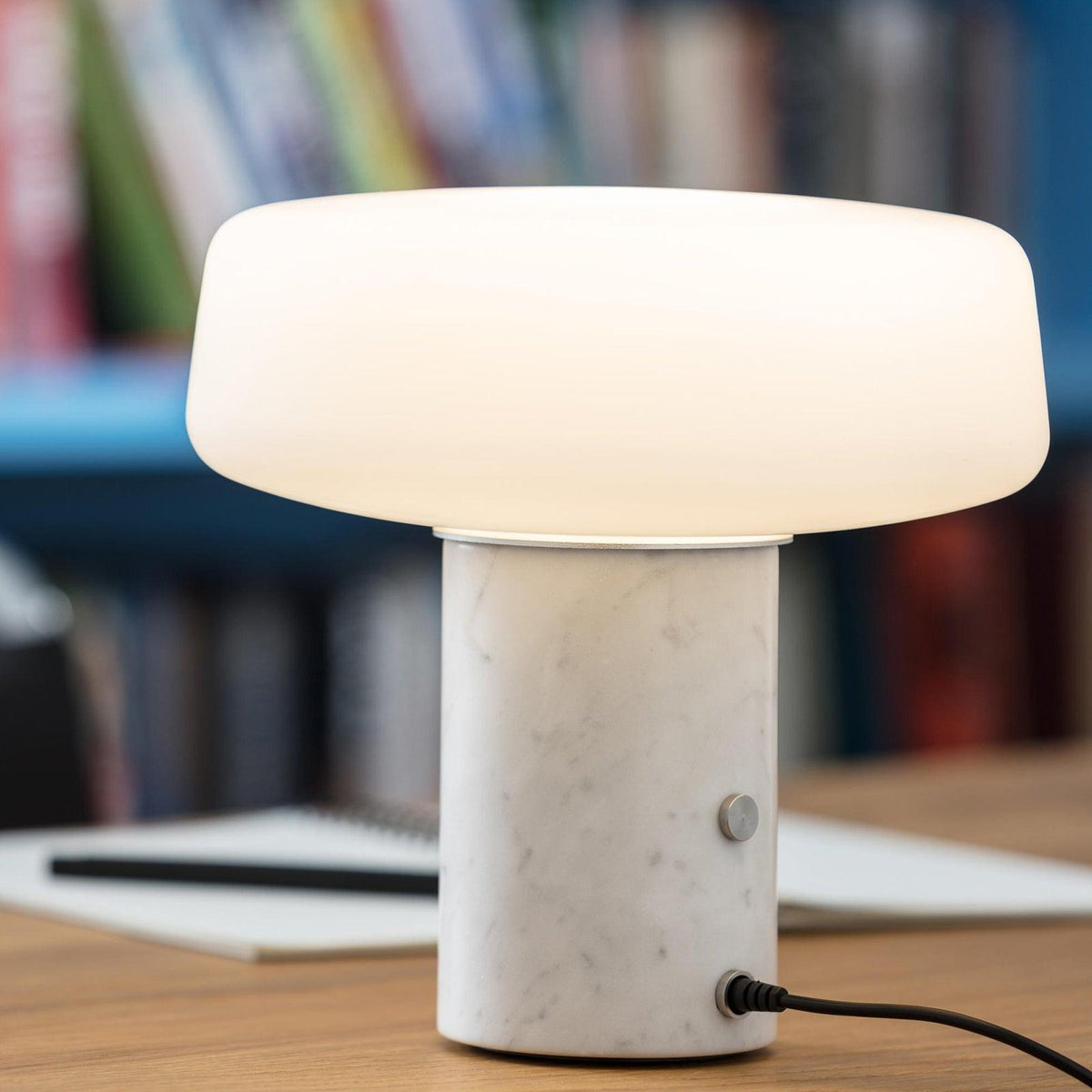 Erinilil bordlampe med marmorfod