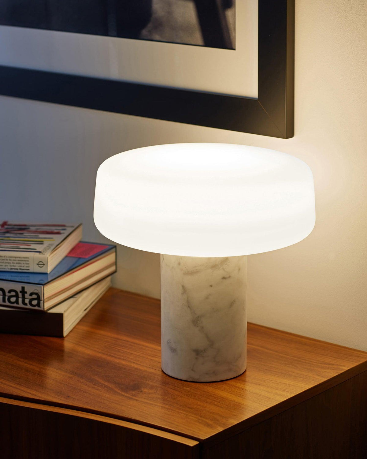 Erinilil bordlampe med marmorfod