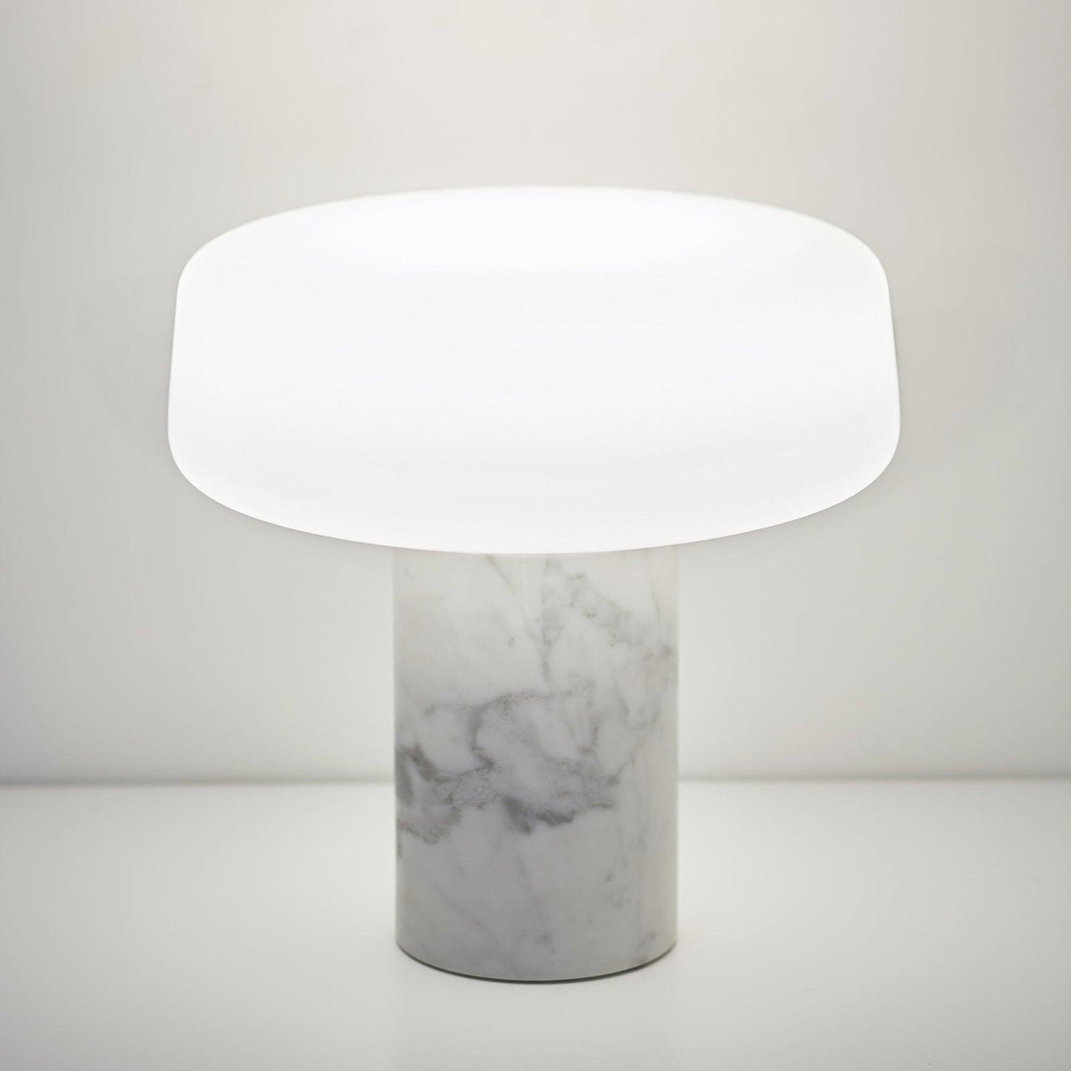 Erinilil bordlampe med marmorfod