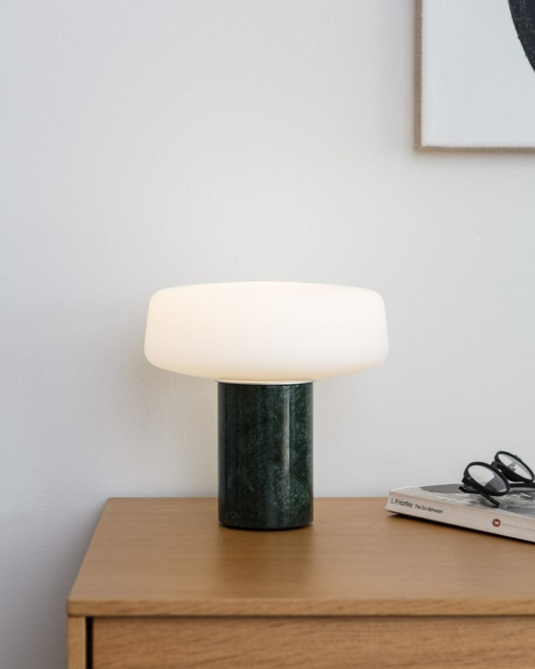 Erinilil bordlampe med marmorfod