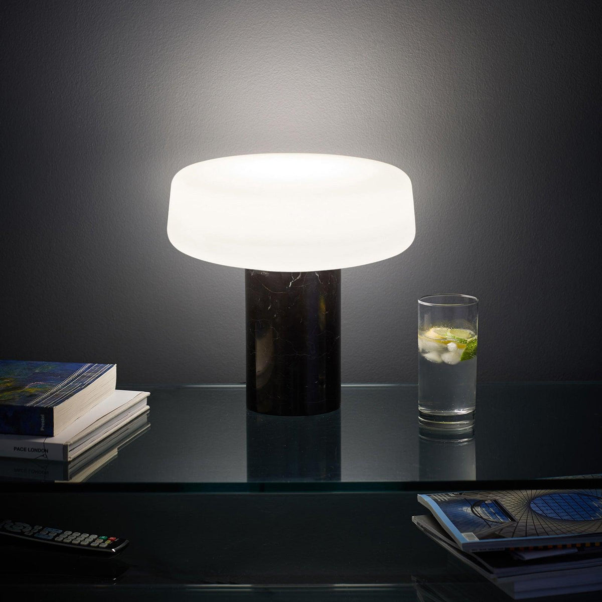 Erinilil bordlampe med marmorfod