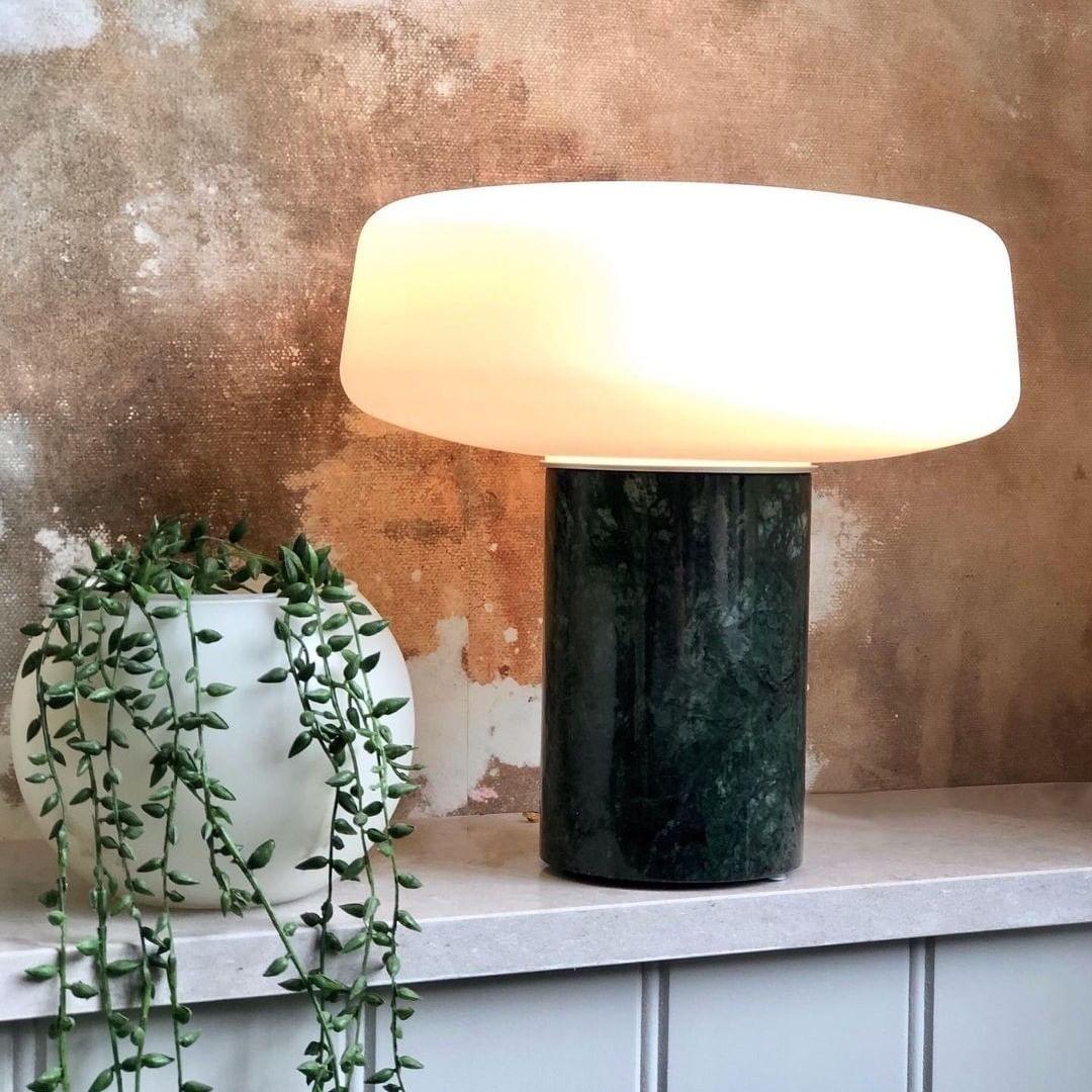 Erinilil bordlampe med marmorfod