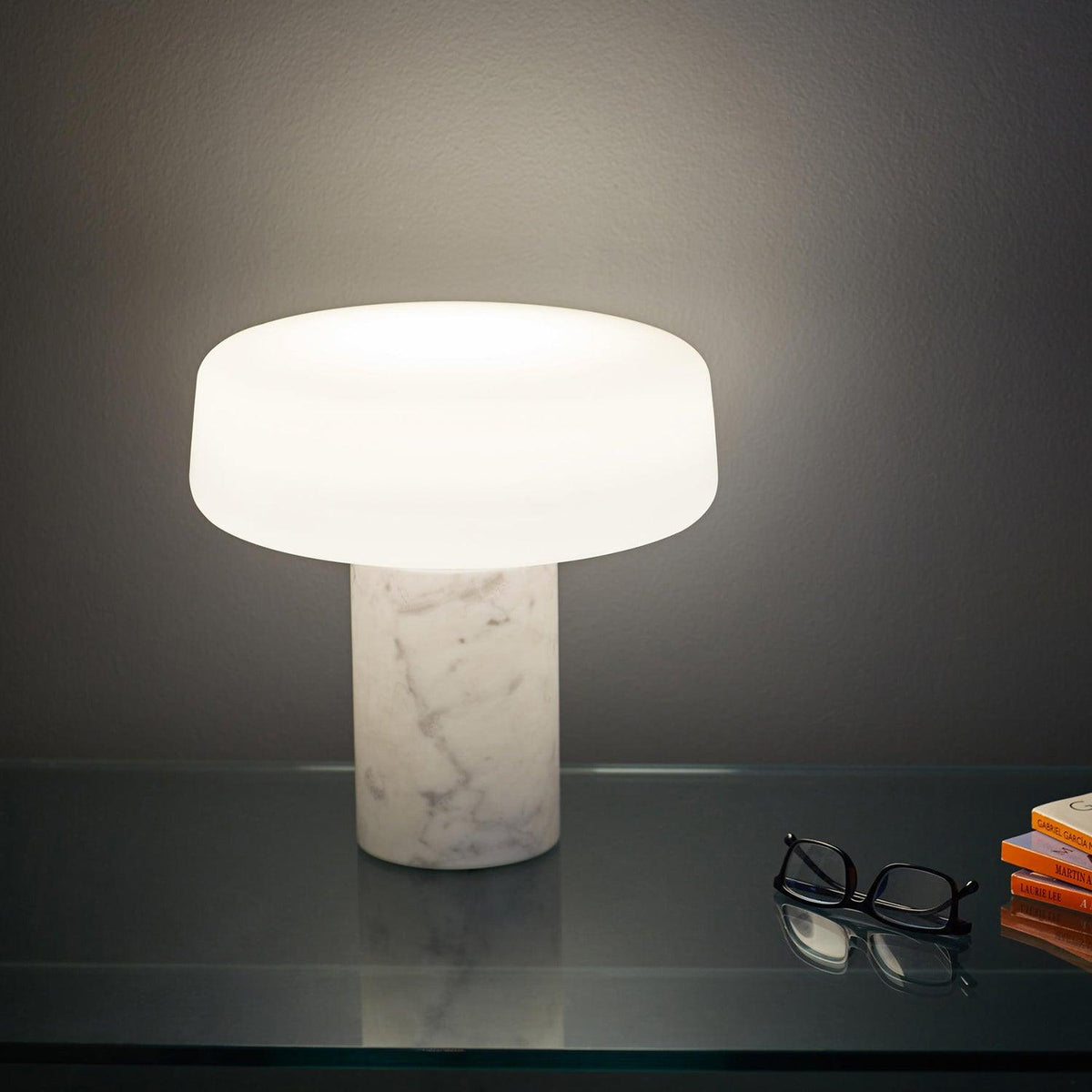 Erinilil bordlampe med marmorfod
