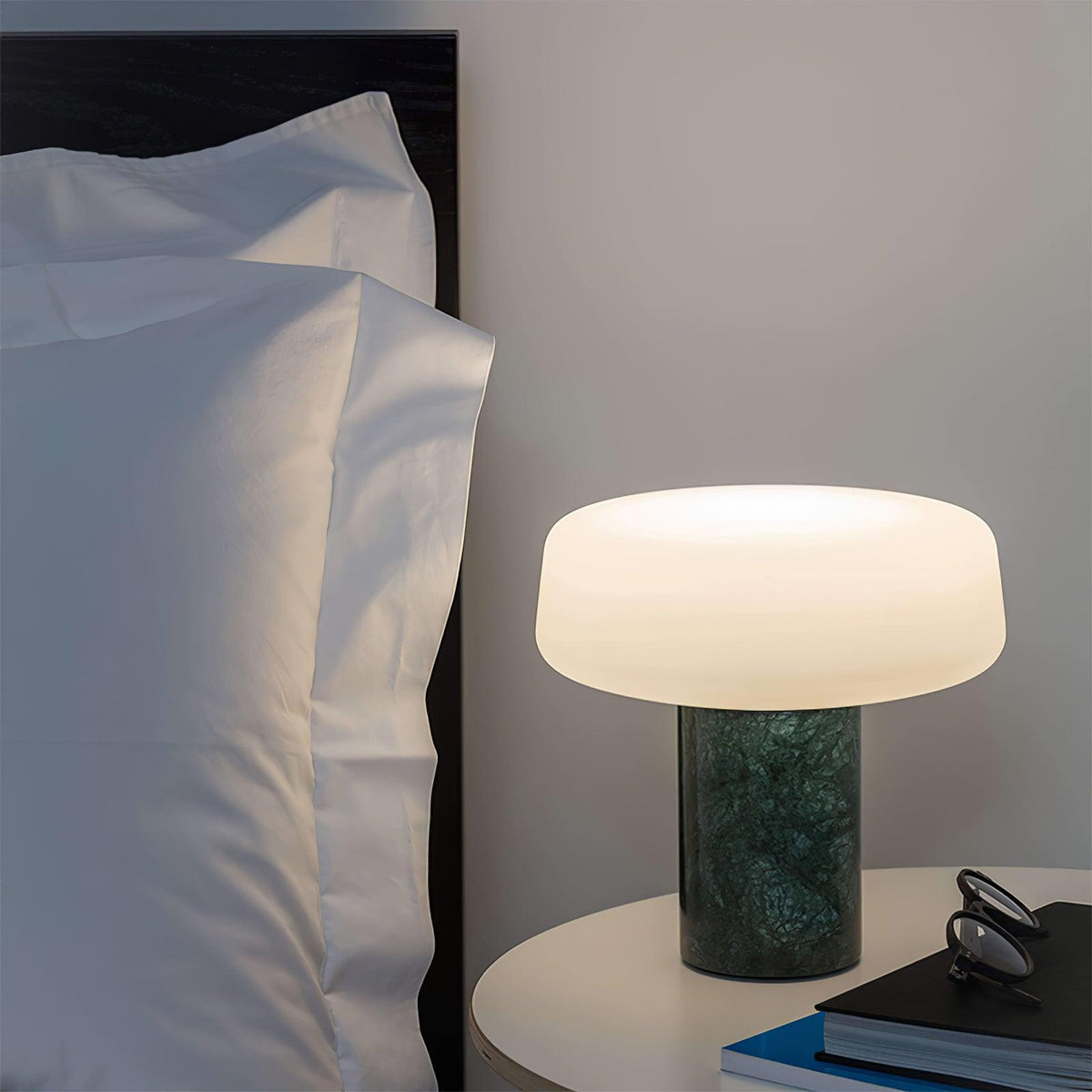 Erinilil bordlampe med marmorfod