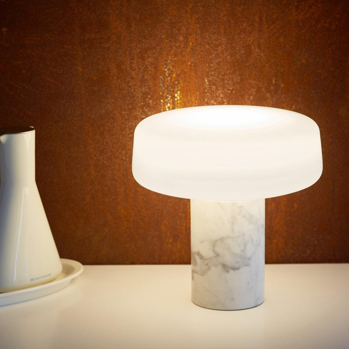 Erinilil bordlampe med marmorfod