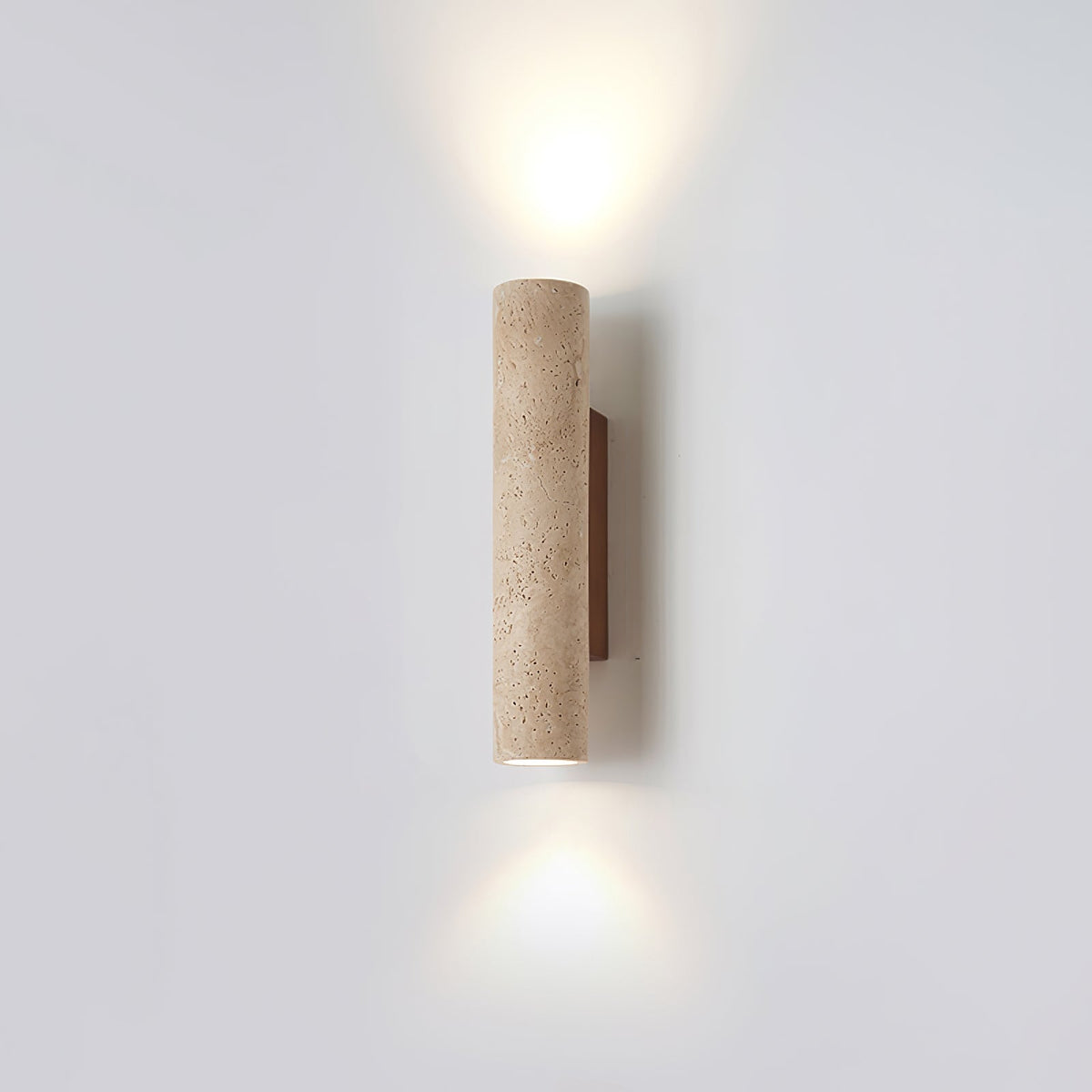 Seranise smal cylindrisk vägglampa i travertin