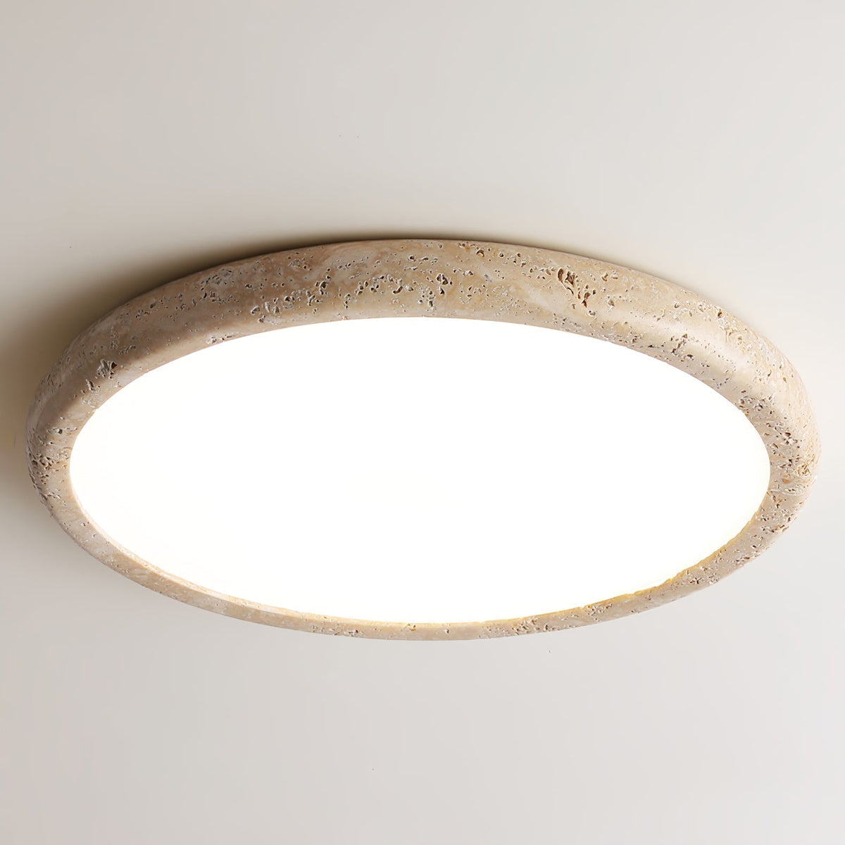 Aurrina loftslampe i travertin med ringramme