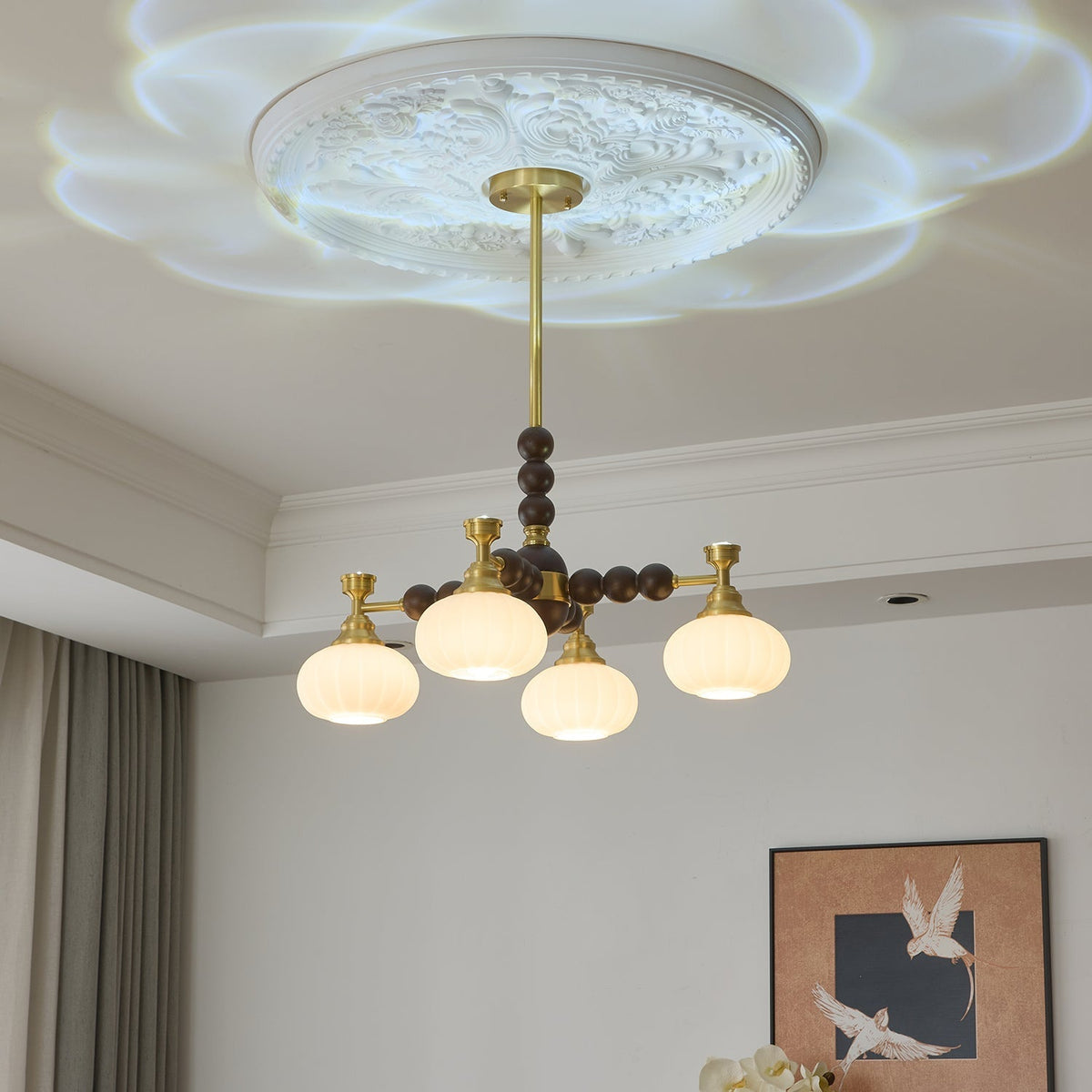 Avdorira elegantti vintage-tyylinen messinki- ja puukattokruunu