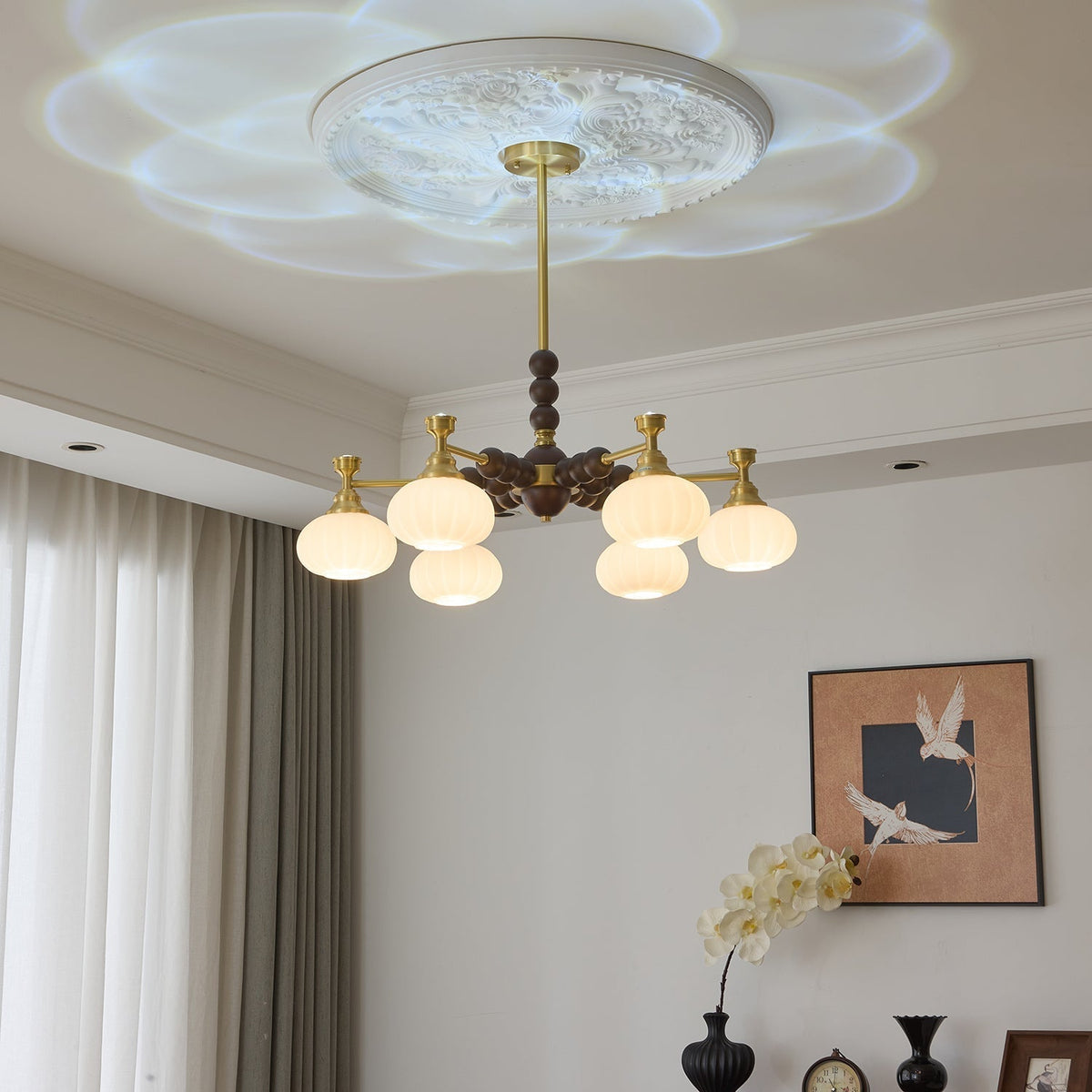 Avdorira elegantti vintage-tyylinen messinki- ja puukattokruunu
