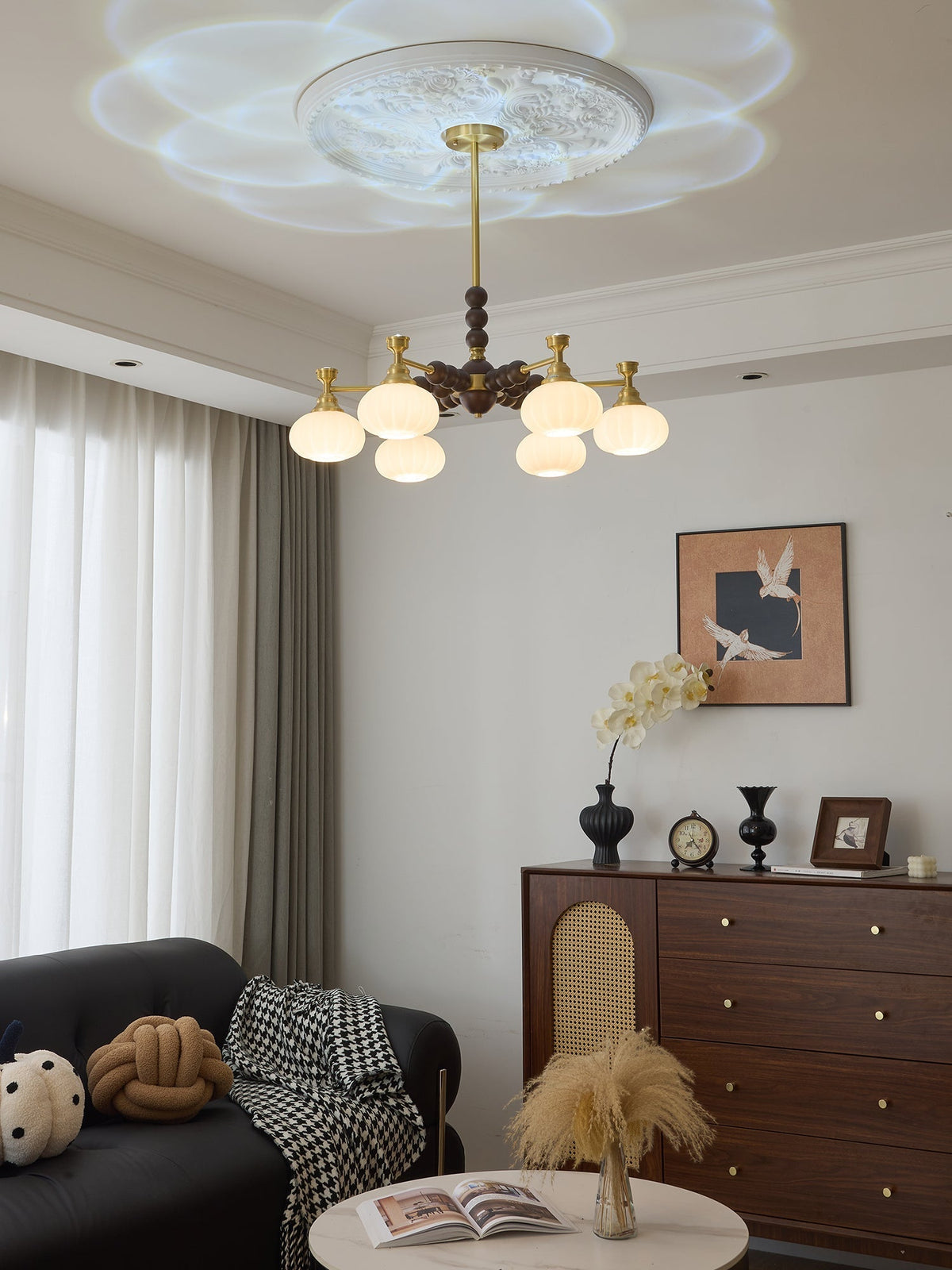 Avdorira elegantti vintage-tyylinen messinki- ja puukattokruunu
