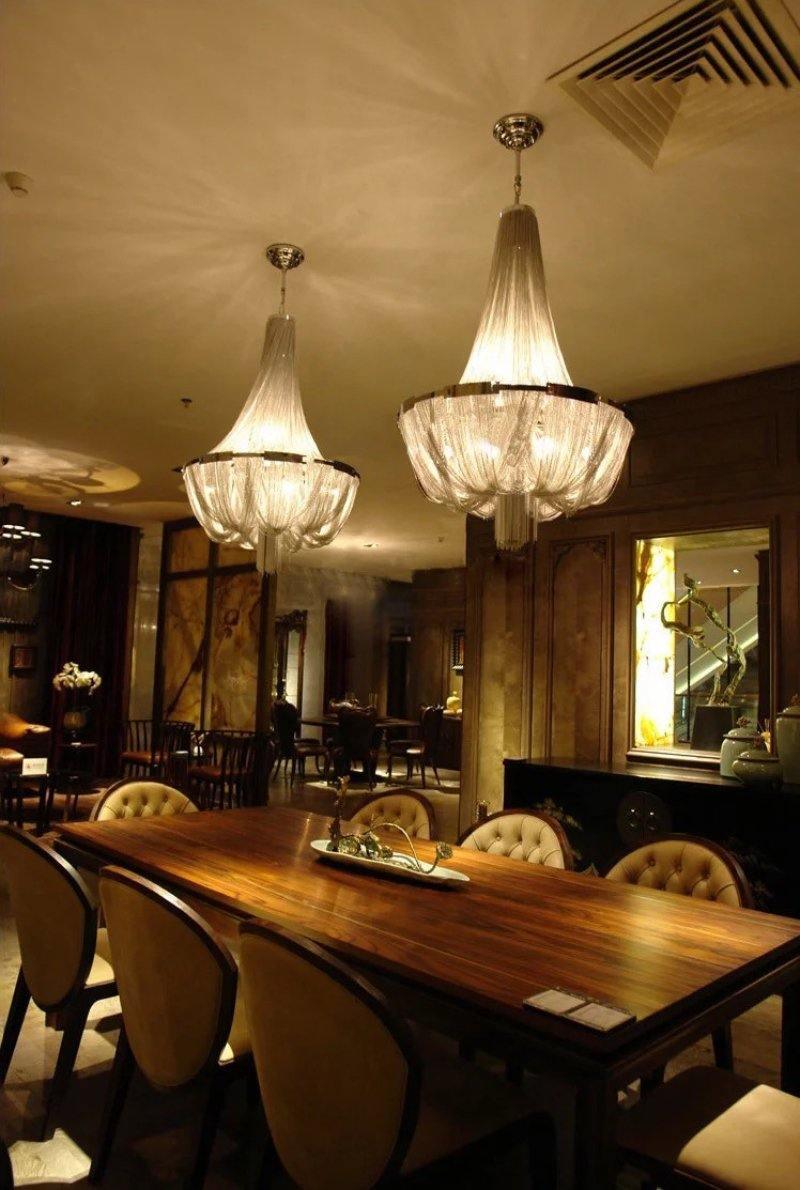 Candelabro com borlas e corrente de alumínio Zylen