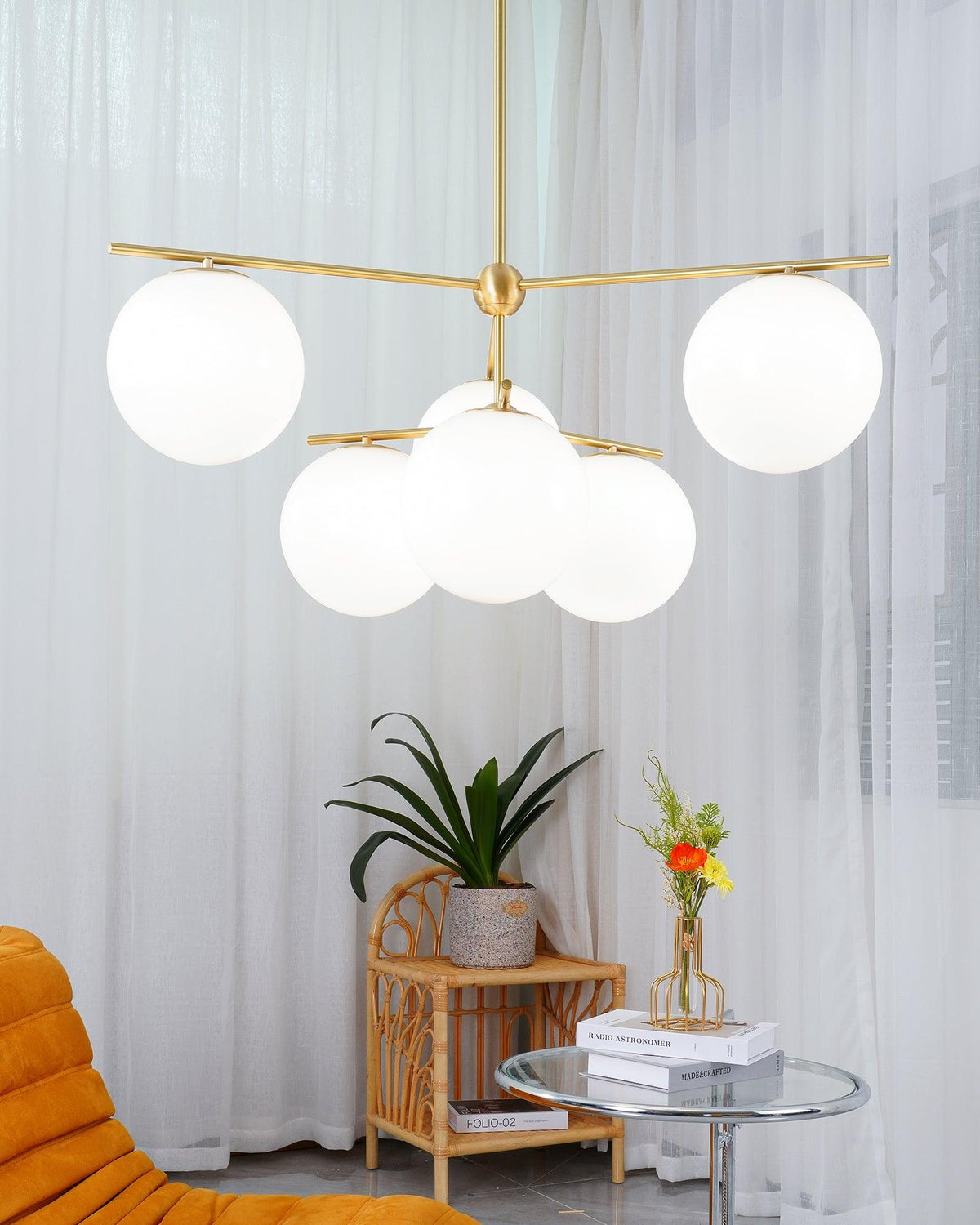 Casoella moderne Sphere & Stem-lysekrone i guldfarve med LED