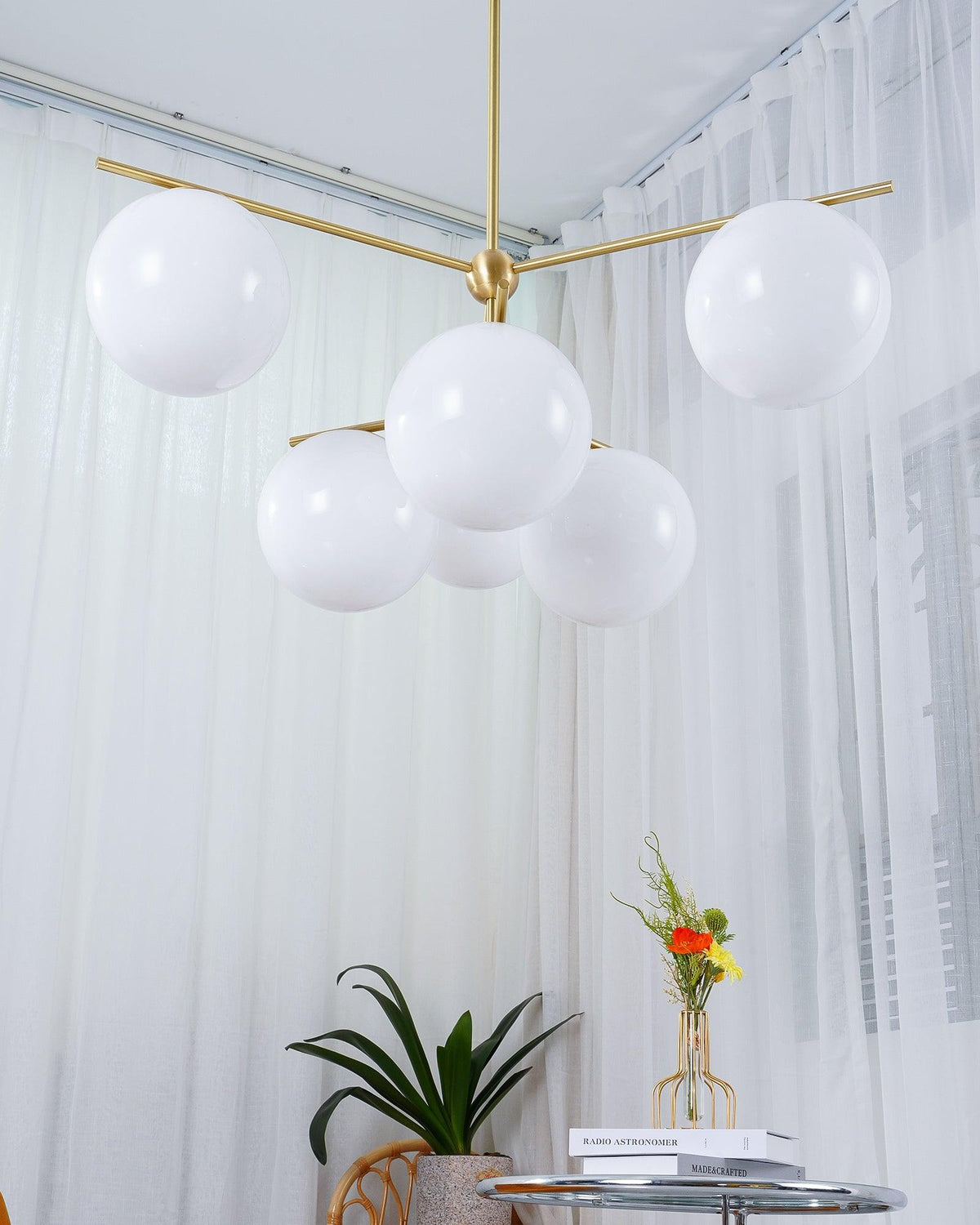 Casoella moderne Sphere & Stem-lysekrone i guldfarve med LED