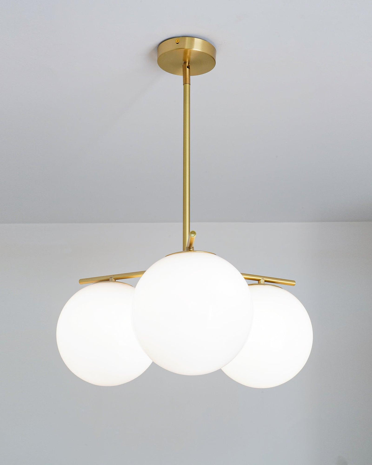 Casoella moderne Sphere & Stem-lysekrone i guldfarve med LED