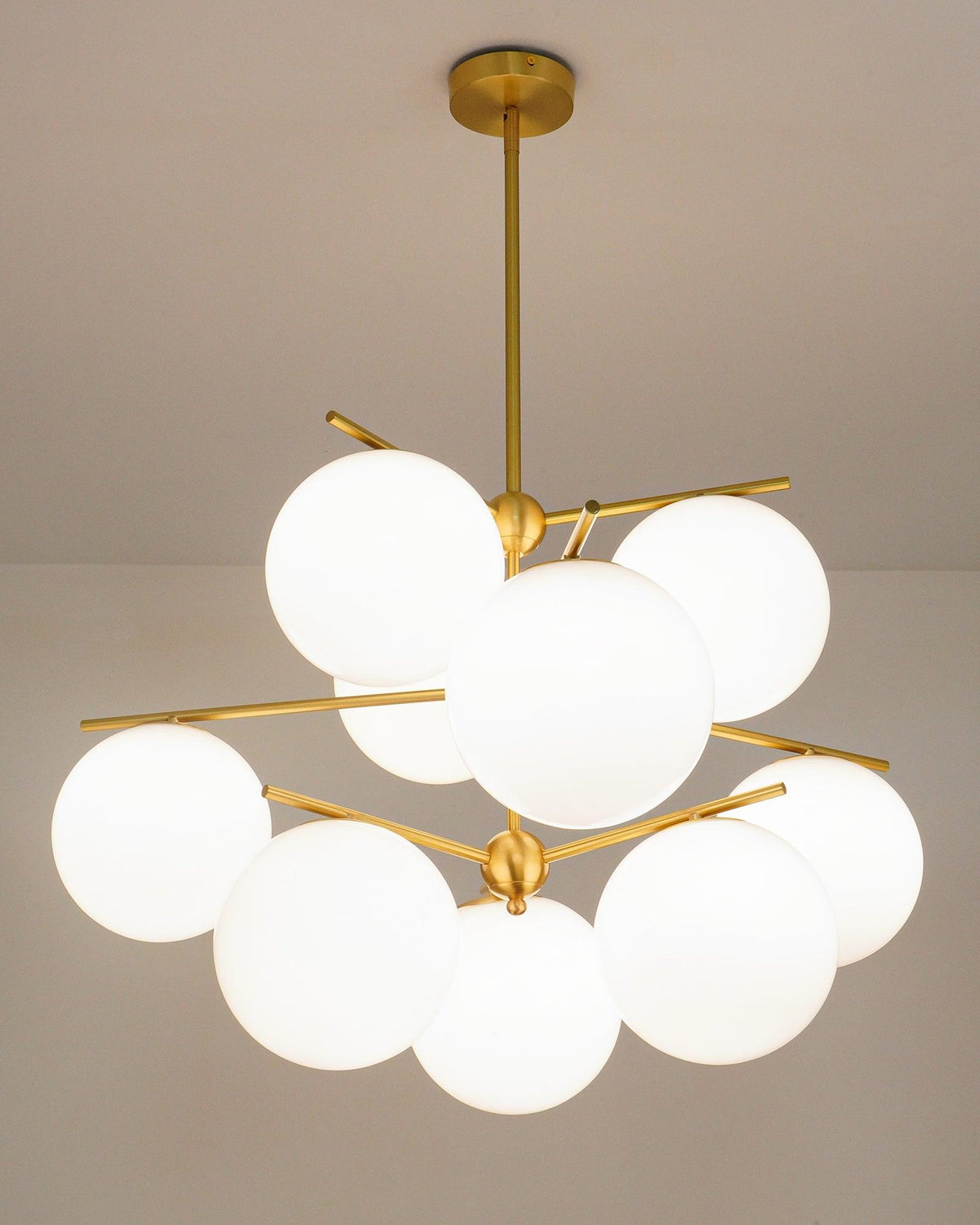 Casoella moderne Sphere & Stem-lysekrone i guldfarve med LED