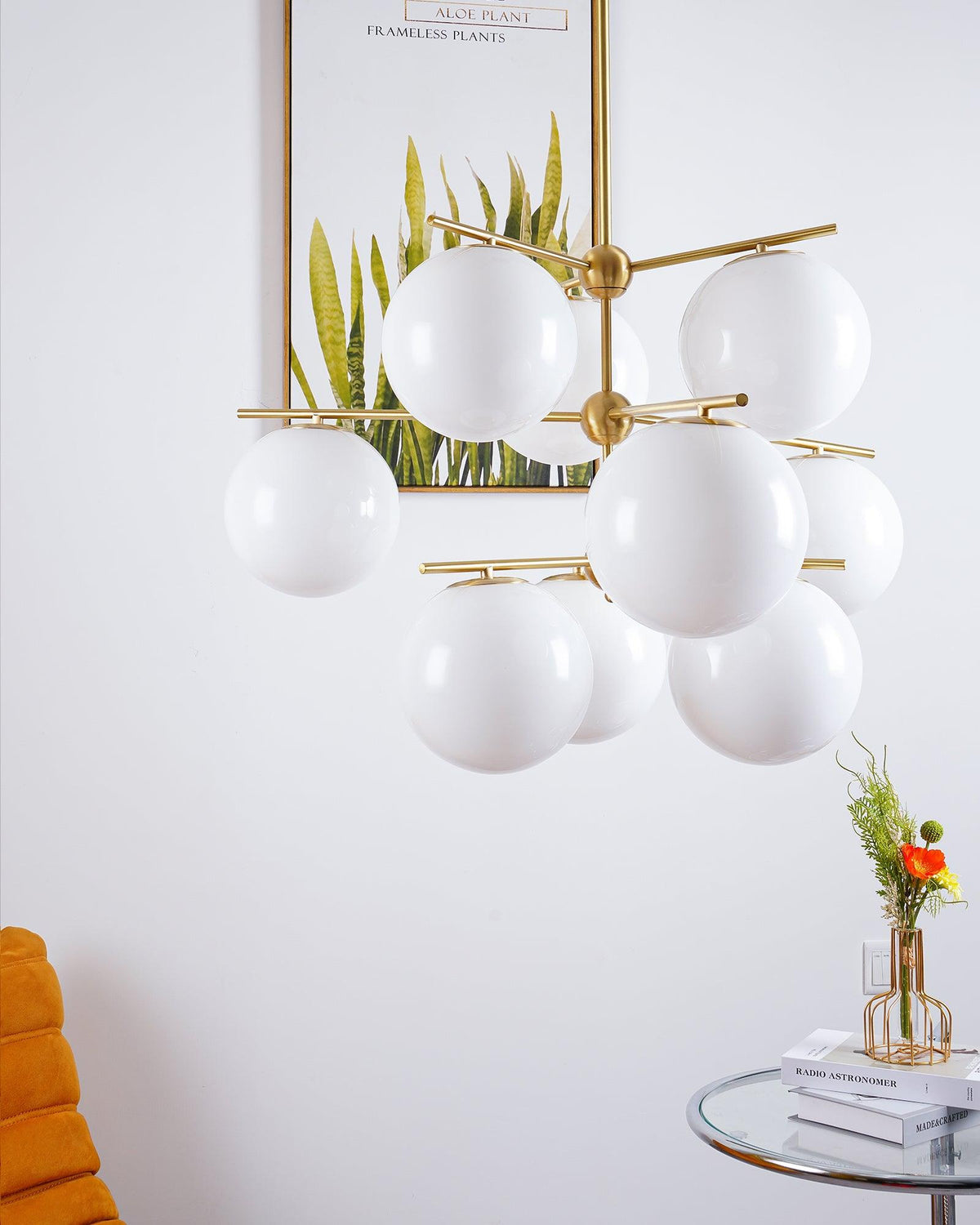Casoella moderne Sphere & Stem-lysekrone i guldfarve med LED