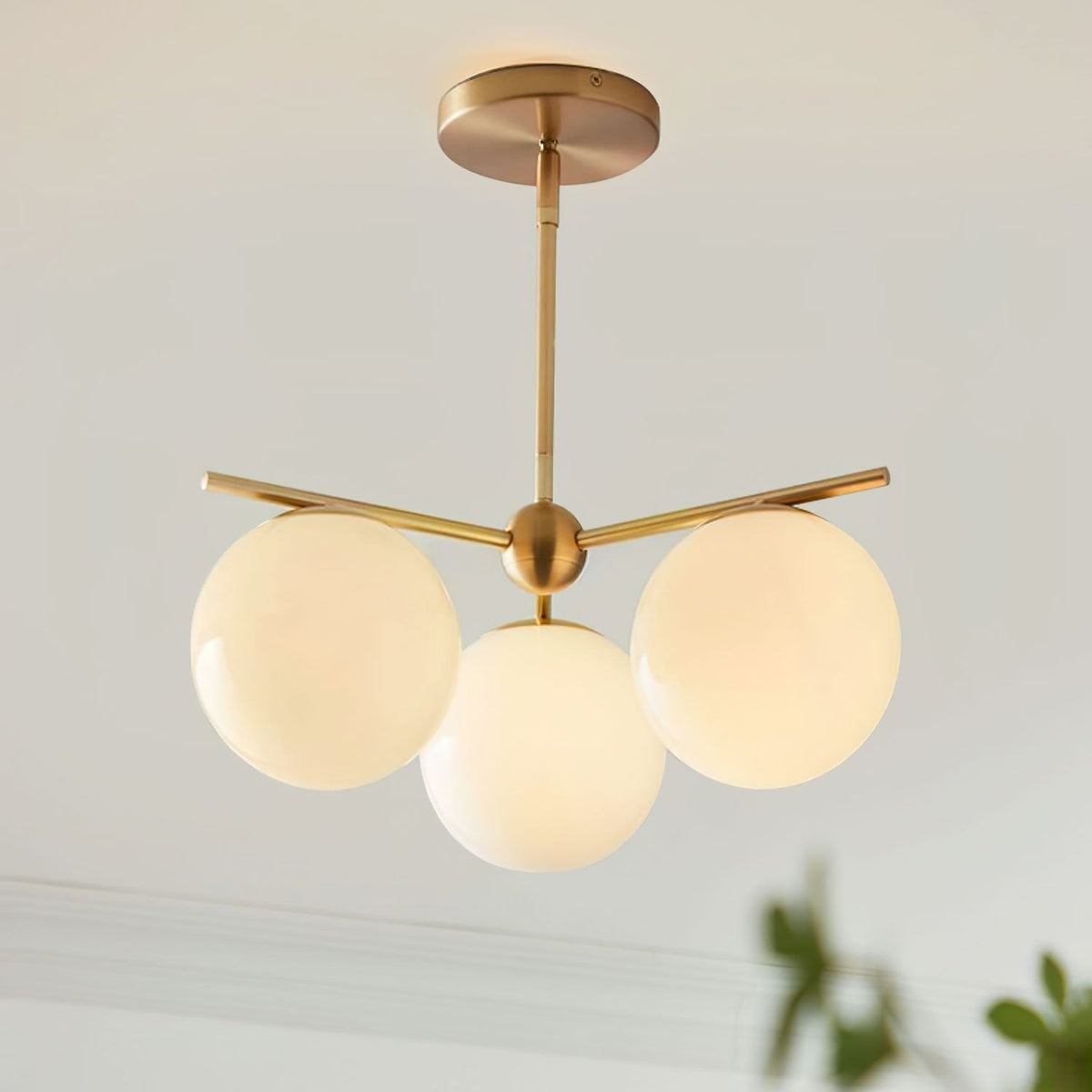 Casoella moderne Sphere & Stem-lysekrone i guldfarve med LED