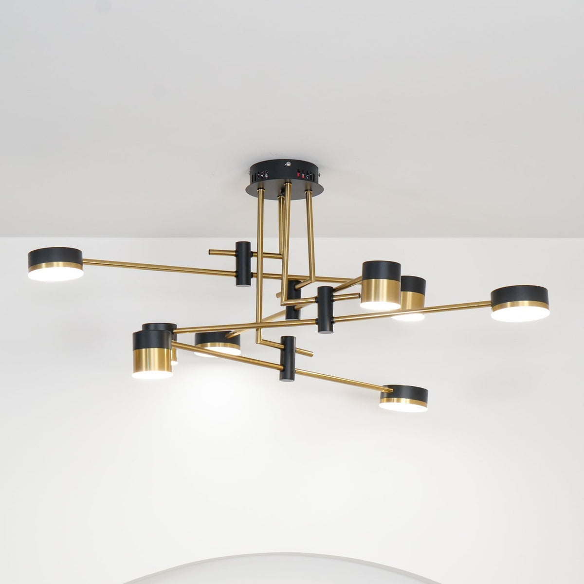 Candeeiro de lustre Oriaella preto e dourado com braços em forma de aranha