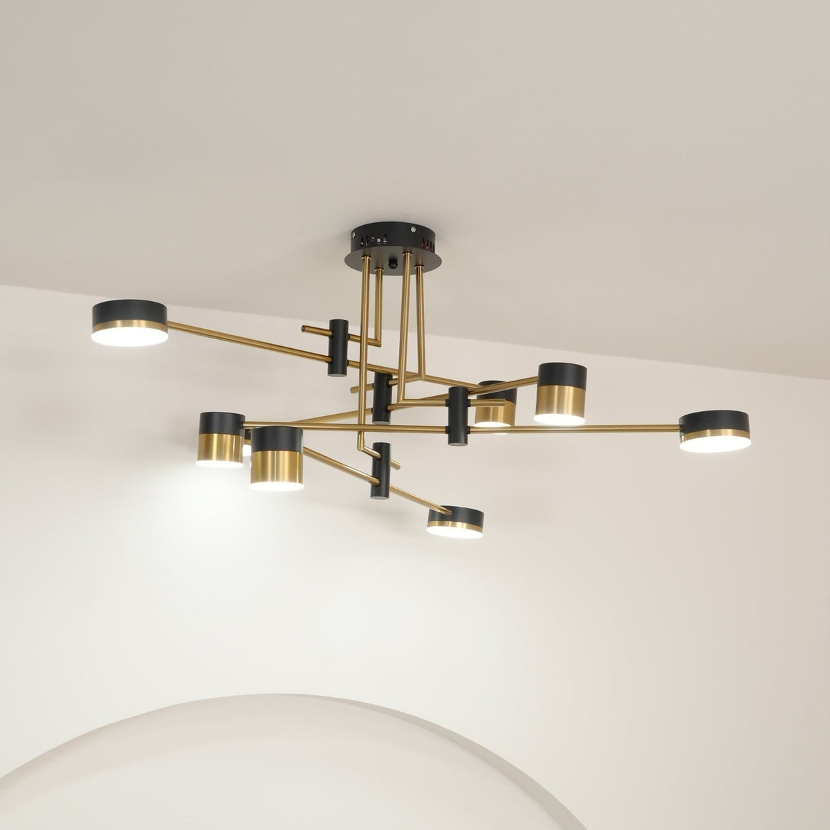 Candeeiro de lustre Oriaella preto e dourado com braços em forma de aranha