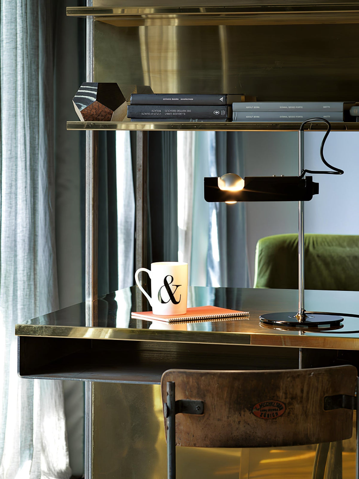 Candeeiro de mesa futurista Lumousin