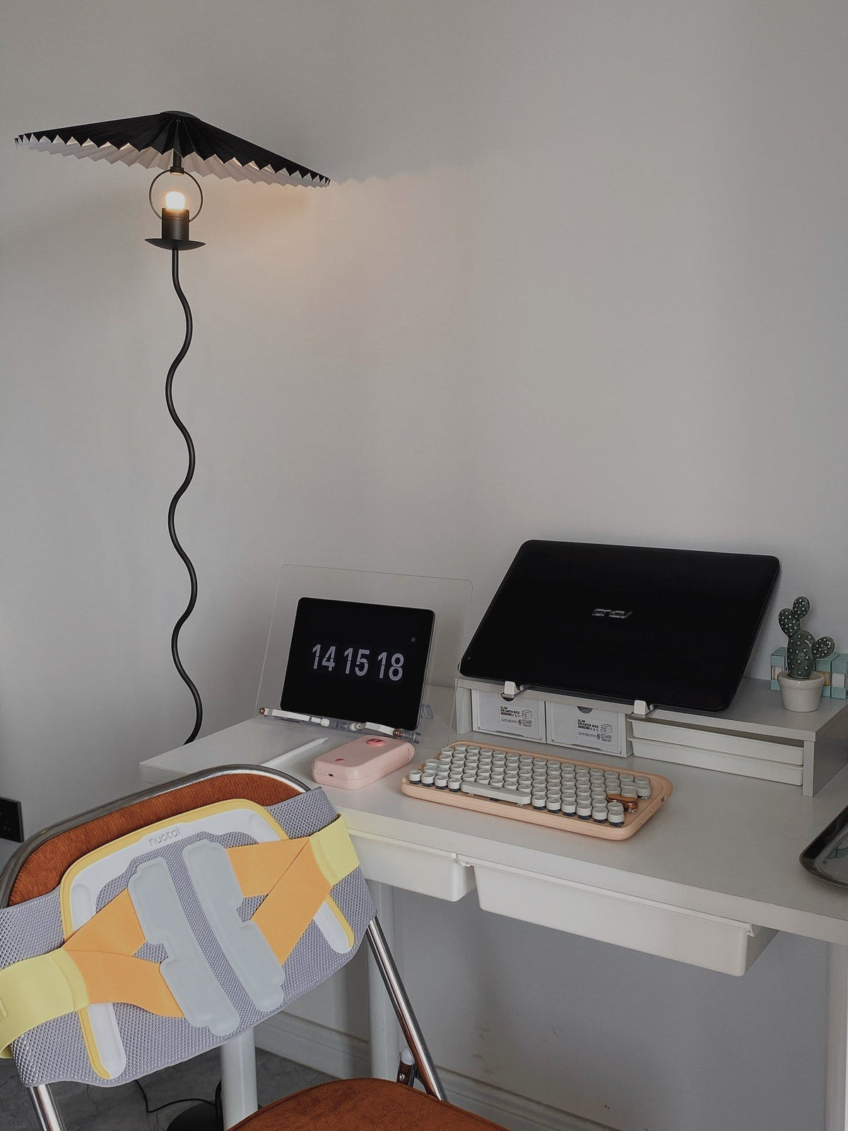 Lioraven minimalistisk gulvlampe i stof