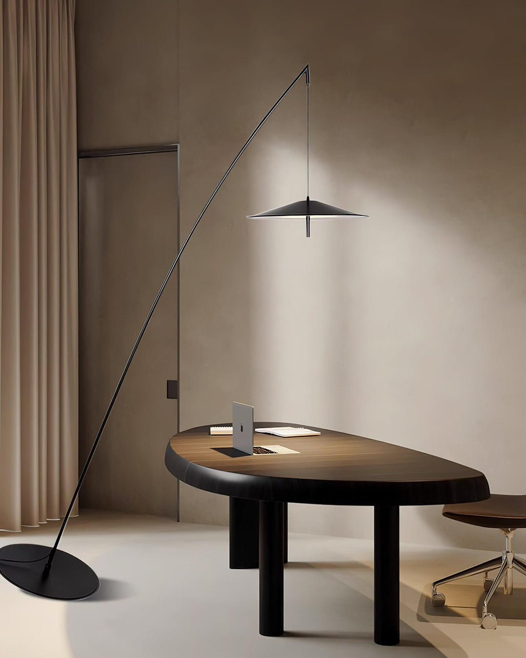 Arcana minimalistisk golvlampa i svart