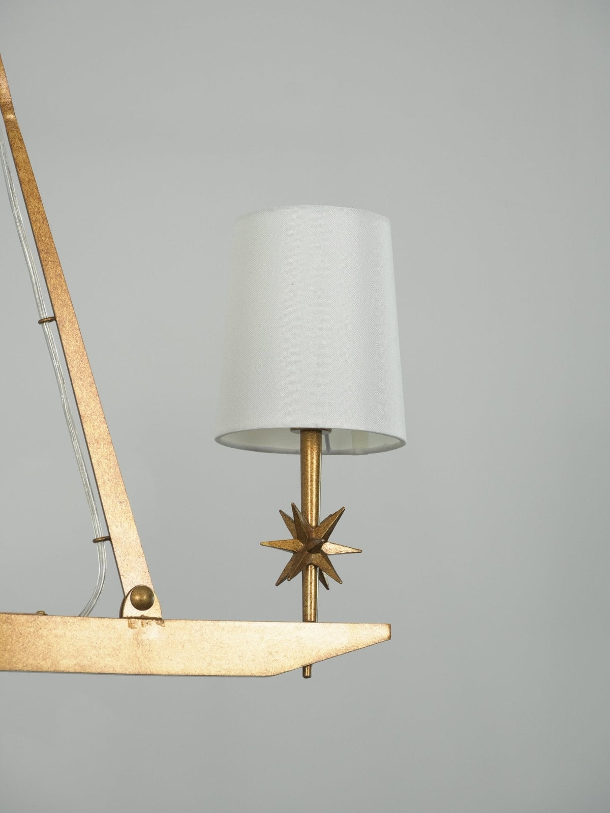 Lustre linear Lynve em latão, elegante e estelar