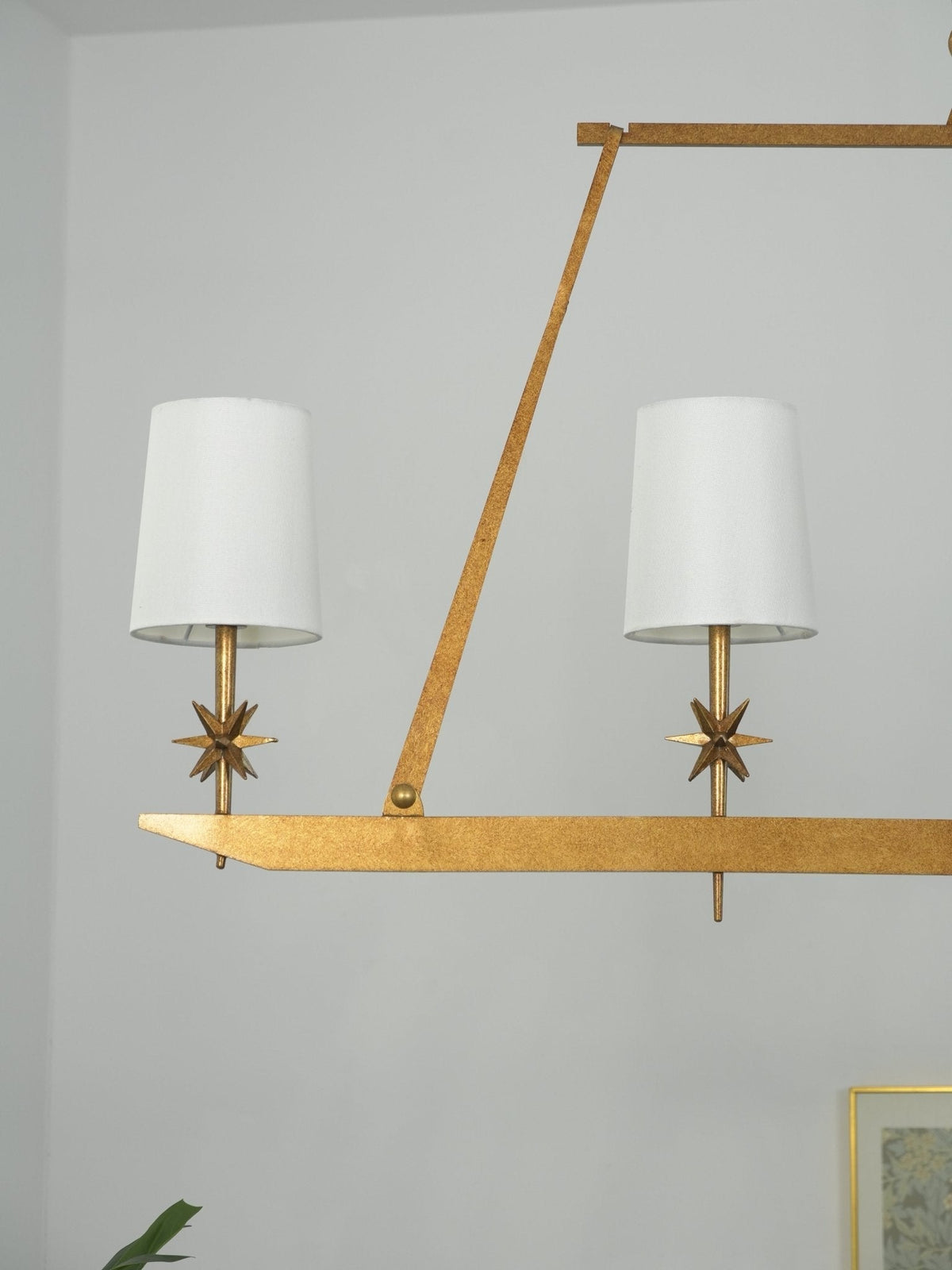 Lustre linear Lynve em latão, elegante e estelar