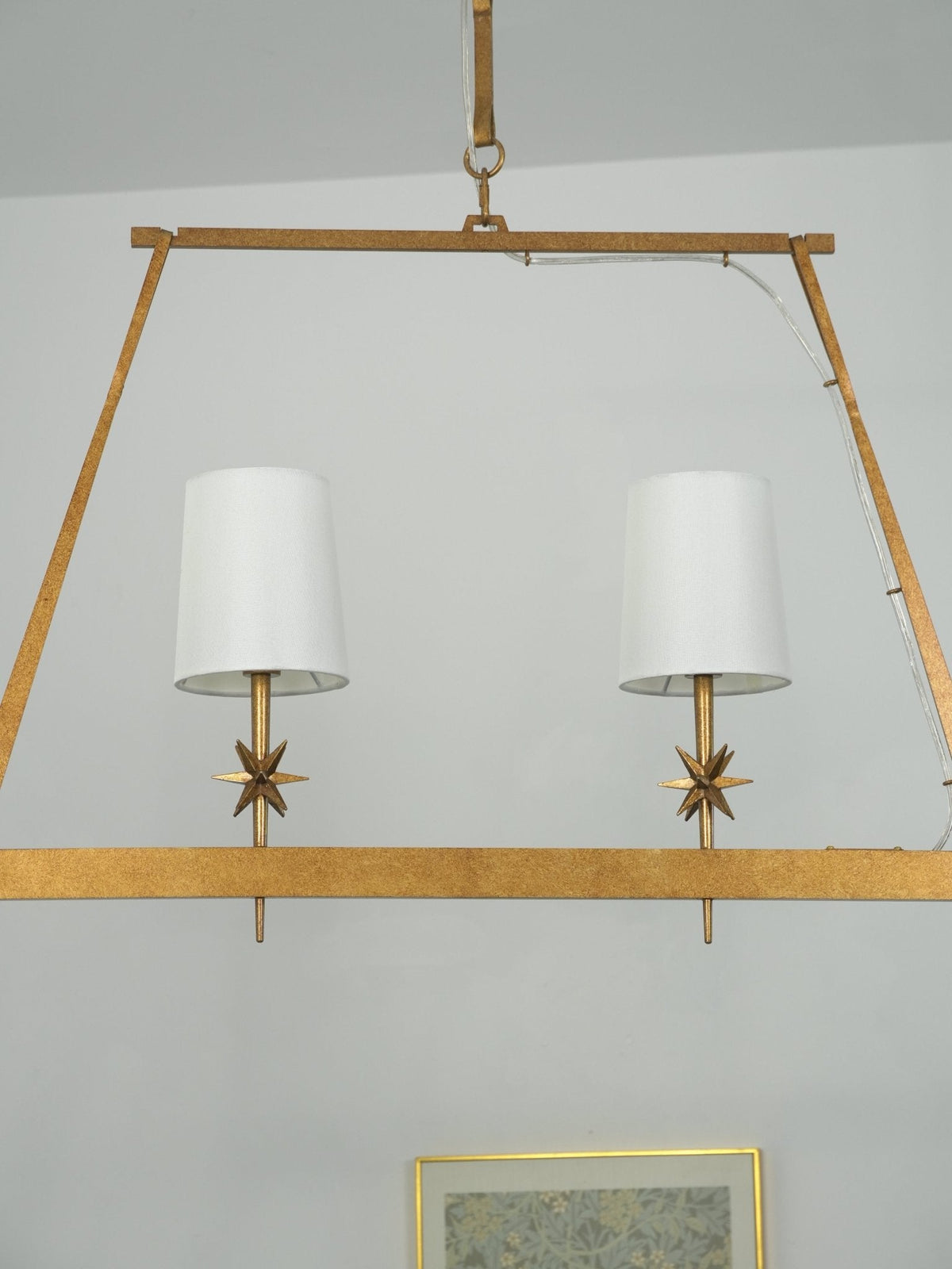 Lustre linear Lynve em latão, elegante e estelar